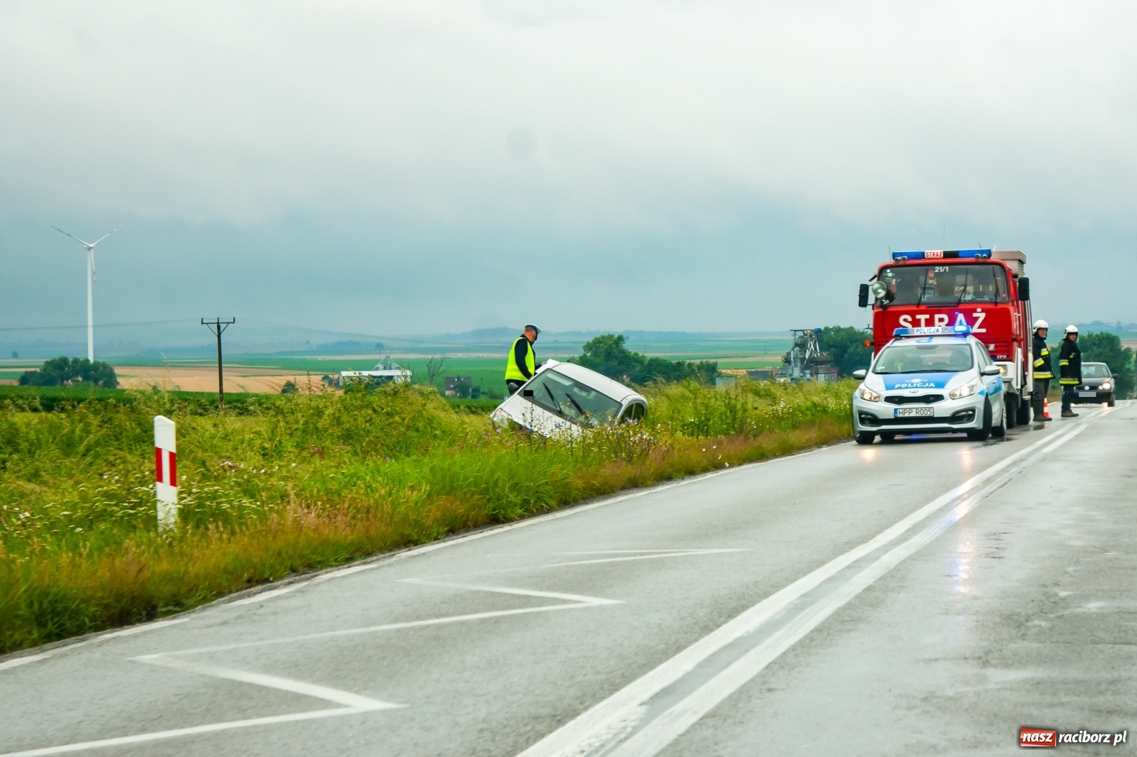 Zdjęcie w galerii na portalu naszraciborz.pl: Raport 998. Fiat panda w rowie w Lekartowie. Kierująca uciekała przed zderzeniem [FOTO] wiadomości z regionu