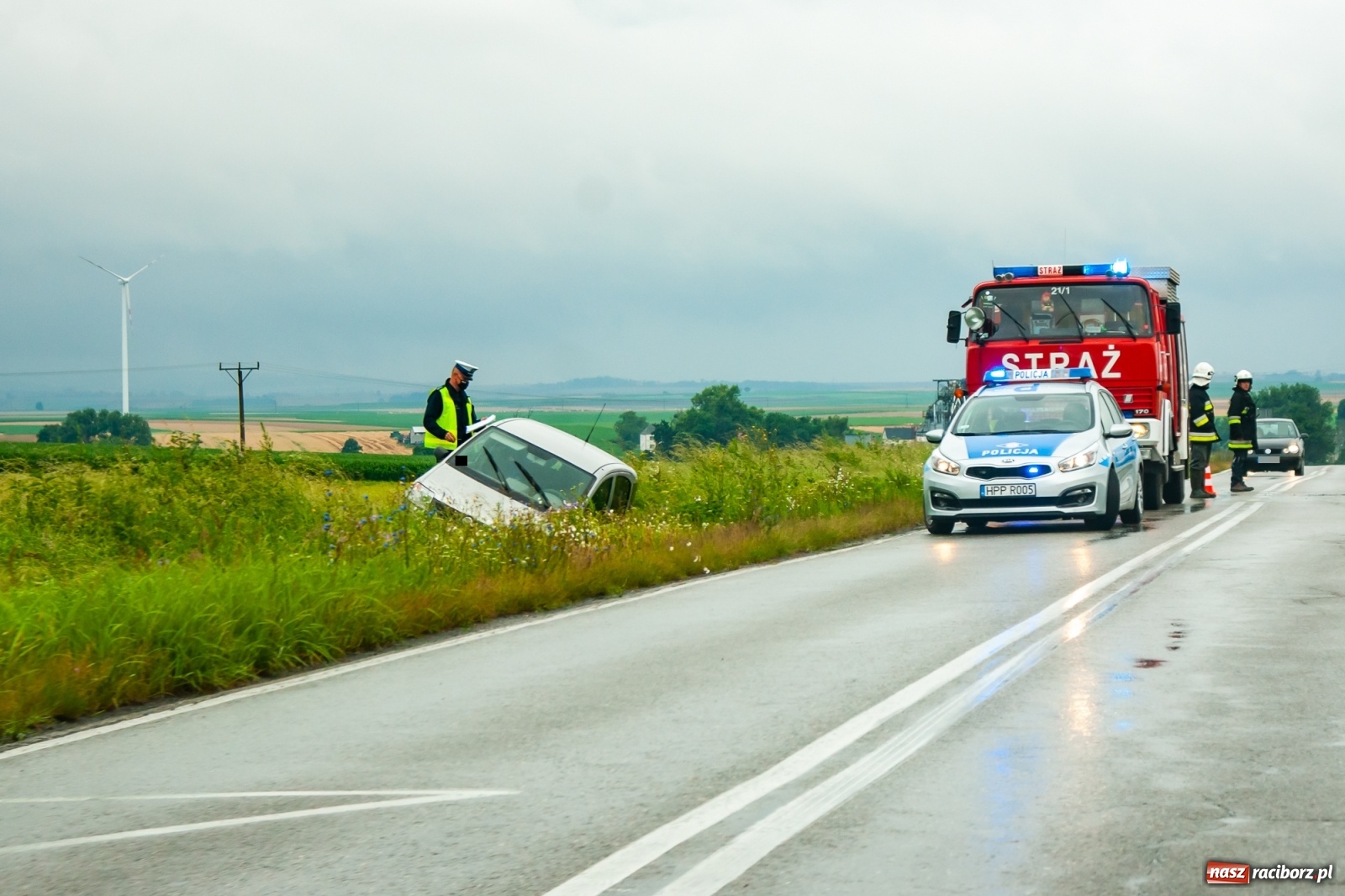 Zdjęcie w galerii na portalu naszraciborz.pl: Raport 998. Fiat panda w rowie w Lekartowie. Kierująca uciekała przed zderzeniem [FOTO] wiadomości z regionu