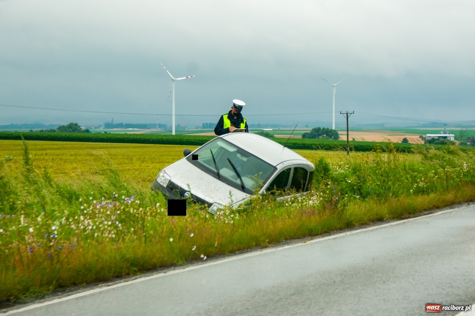 Zdjęcie w galerii na portalu naszraciborz.pl: Raport 998. Fiat panda w rowie w Lekartowie. Kierująca uciekała przed zderzeniem [FOTO] wiadomości z regionu