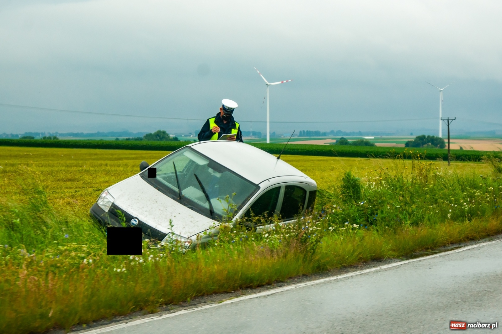 Zdjęcie w galerii na portalu naszraciborz.pl: Raport 998. Fiat panda w rowie w Lekartowie. Kierująca uciekała przed zderzeniem [FOTO] wiadomości z regionu