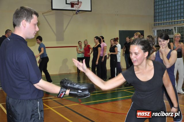 Zdjęcie w galerii na portalu naszraciborz.pl: Chcą wiedzieć jak się bronić wiadomości z regionu