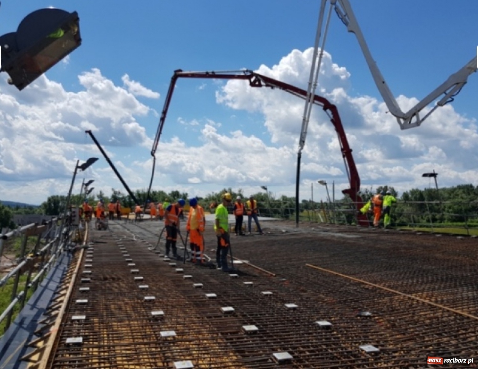 Zdjęcie w galerii na portalu naszraciborz.pl: Betonowanie mostu w ciągu obwodnicy Raciborza  wiadomości z regionu