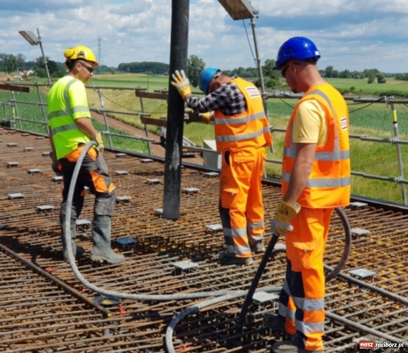 Zdjęcie w galerii na portalu naszraciborz.pl: Betonowanie mostu w ciągu obwodnicy Raciborza  wiadomości z regionu