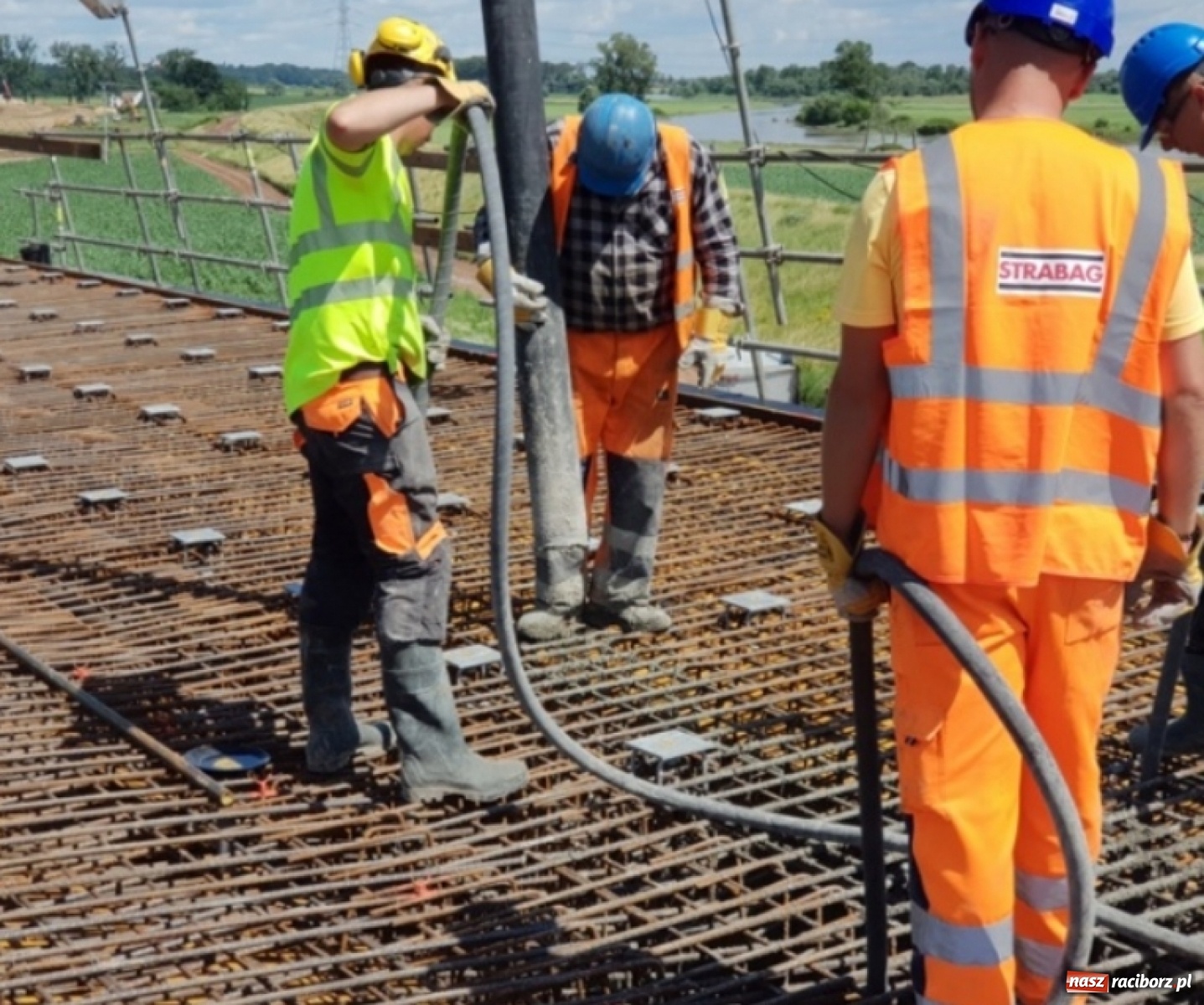 Zdjęcie w galerii na portalu naszraciborz.pl: Betonowanie mostu w ciągu obwodnicy Raciborza  wiadomości z regionu