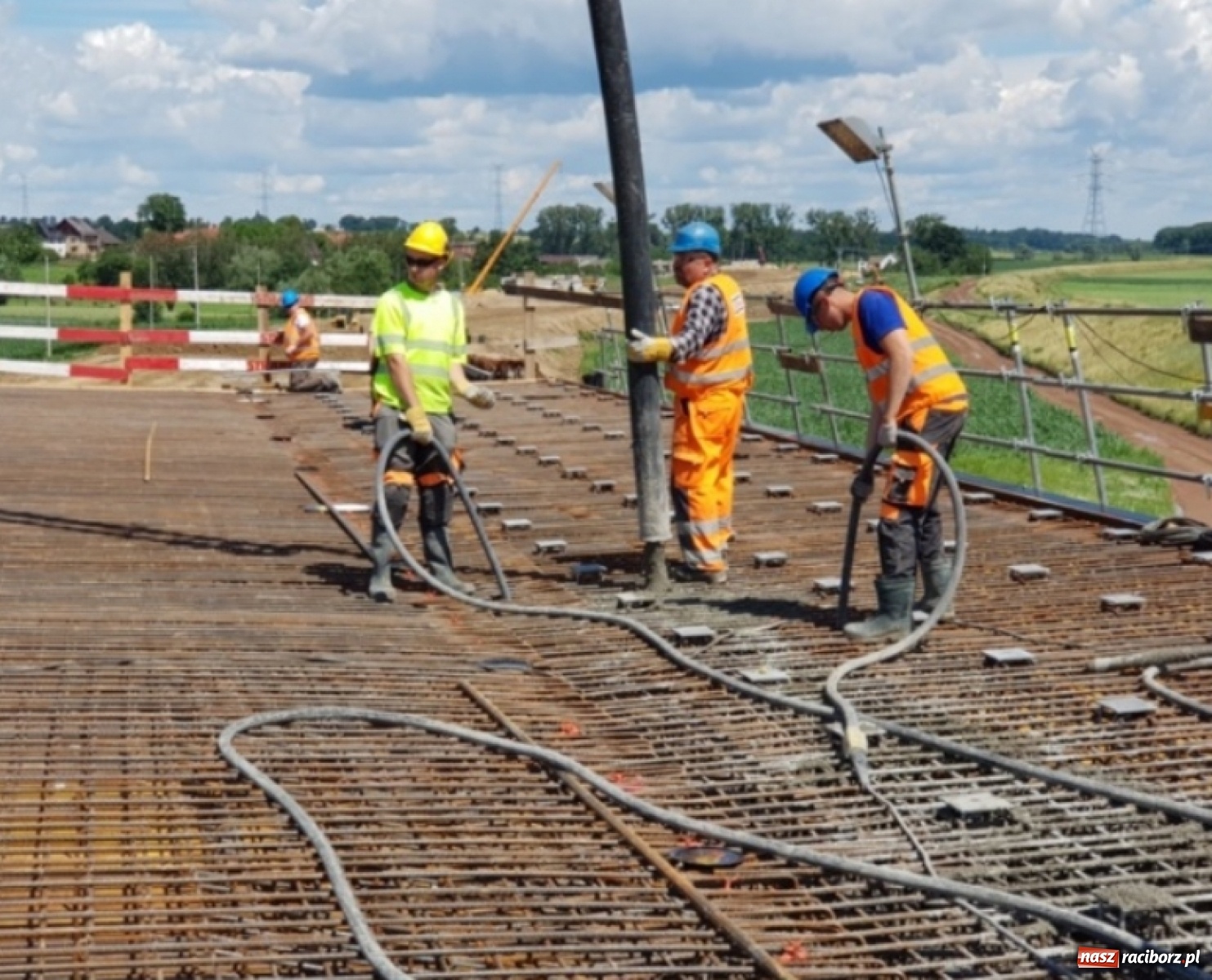Zdjęcie w galerii na portalu naszraciborz.pl: Betonowanie mostu w ciągu obwodnicy Raciborza  wiadomości z regionu
