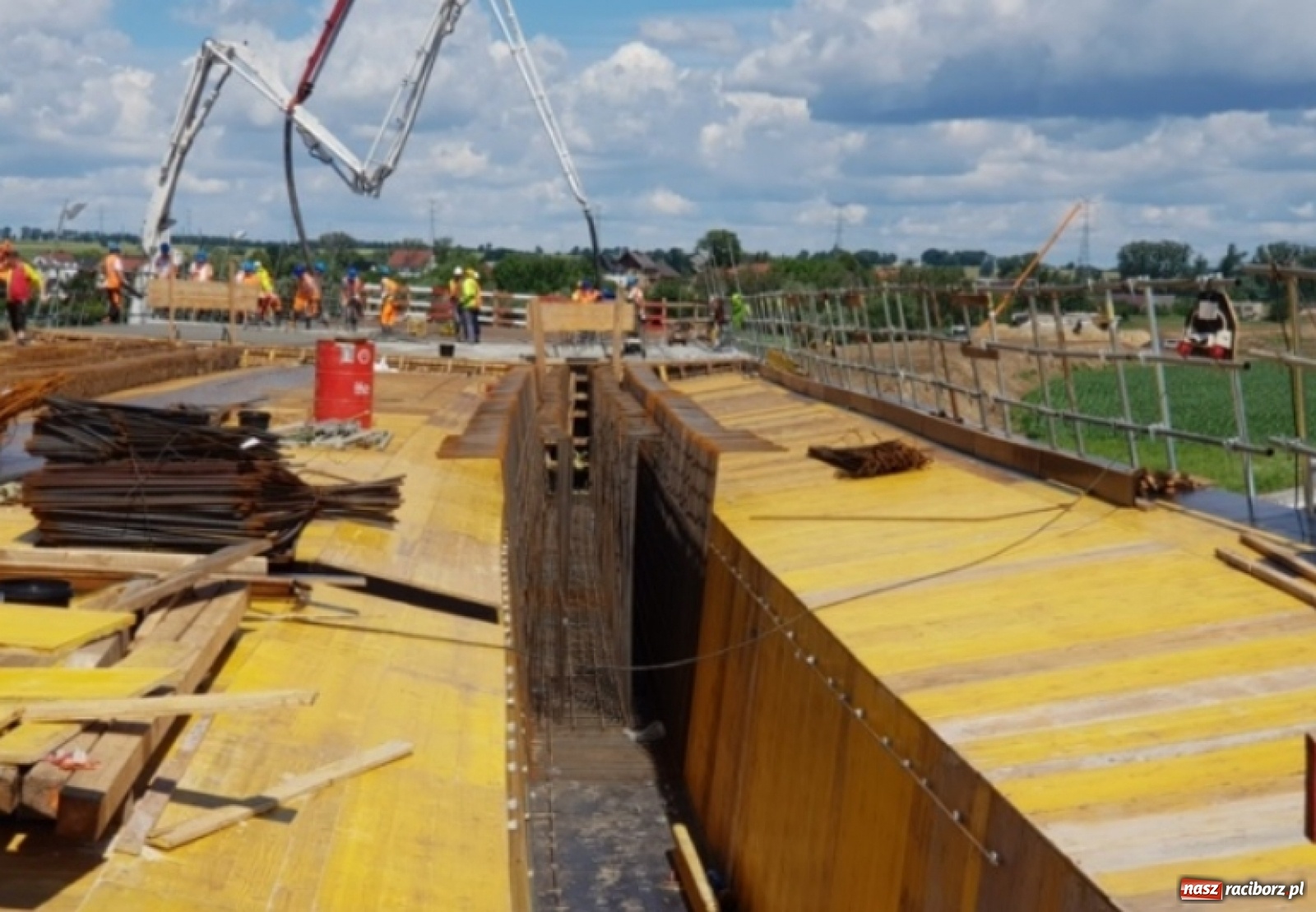 Zdjęcie w galerii na portalu naszraciborz.pl: Betonowanie mostu w ciągu obwodnicy Raciborza  wiadomości z regionu
