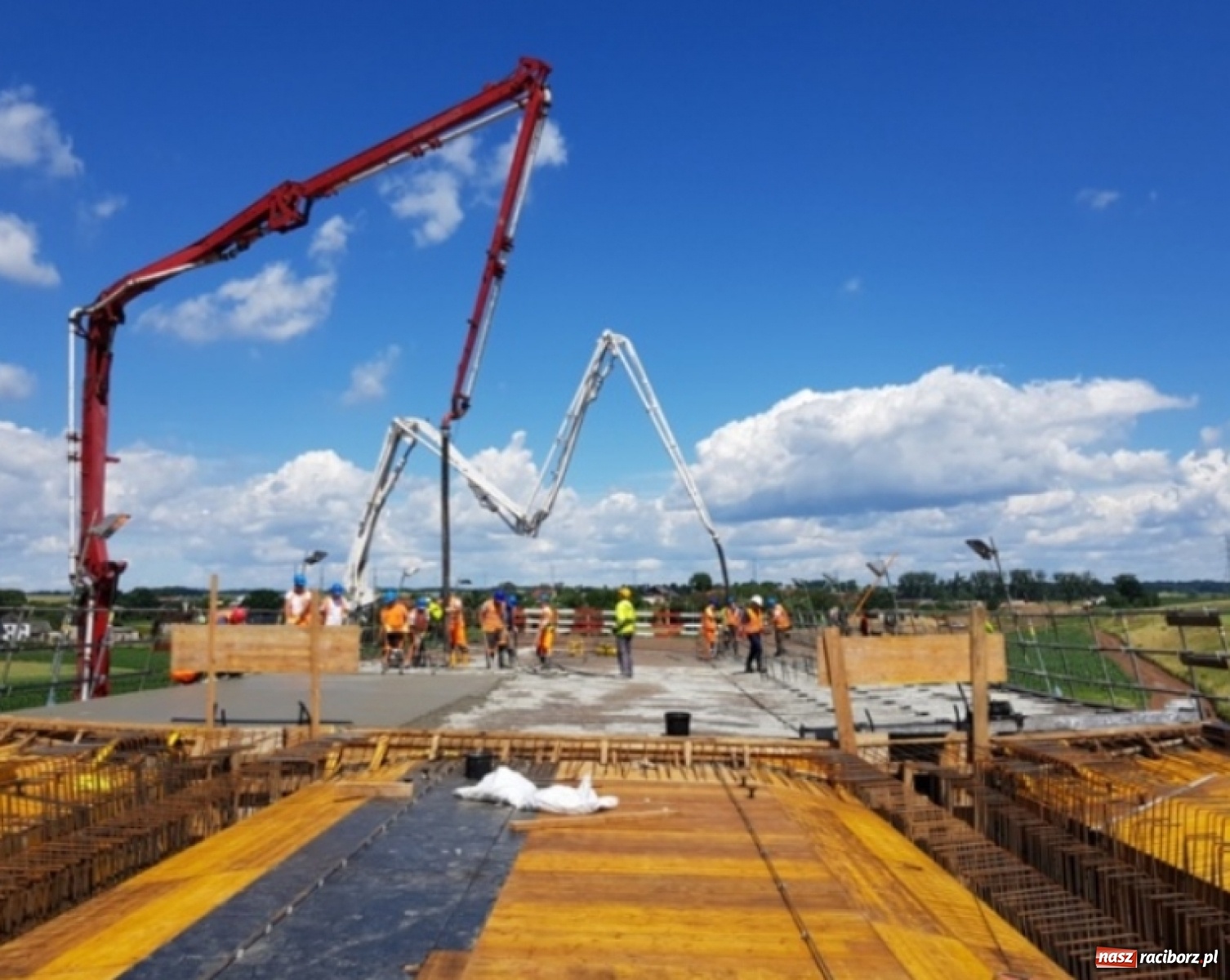 Zdjęcie w galerii na portalu naszraciborz.pl: Betonowanie mostu w ciągu obwodnicy Raciborza  wiadomości z regionu