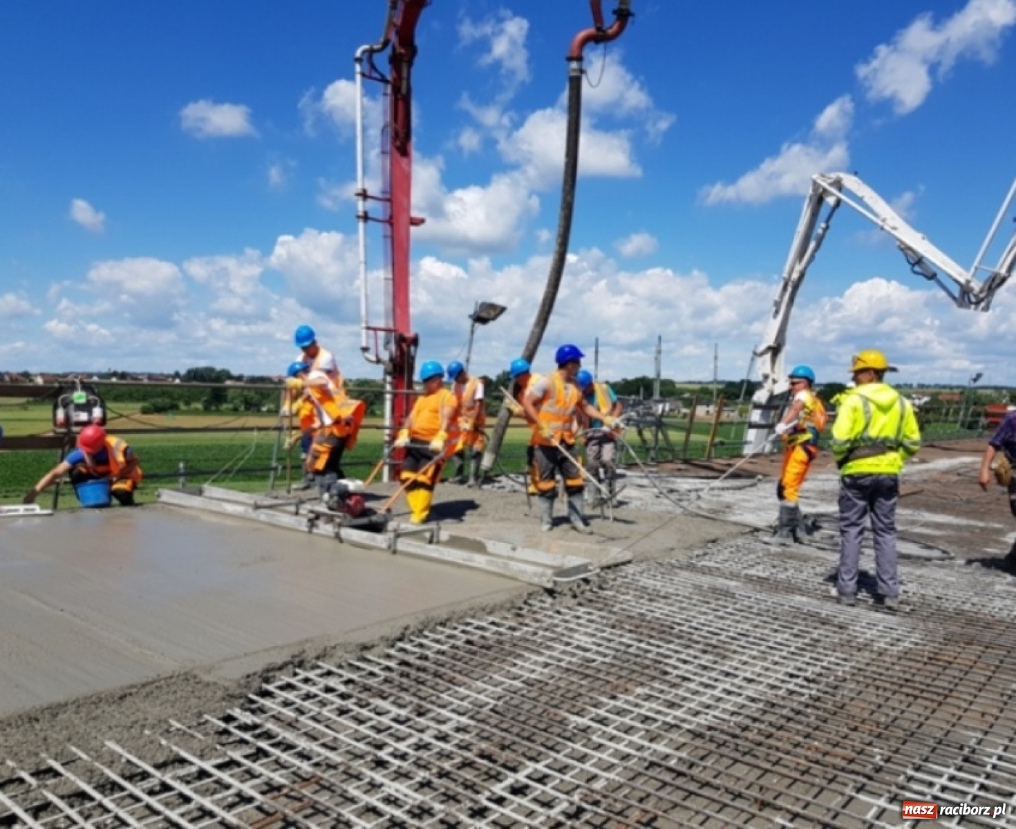 Zdjęcie w galerii na portalu naszraciborz.pl: Betonowanie mostu w ciągu obwodnicy Raciborza  wiadomości z regionu