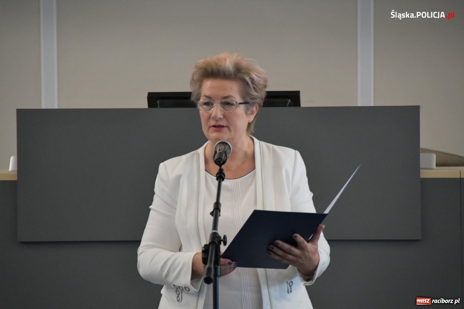 Zdjęcie w galerii na portalu naszraciborz.pl: Burmistrz Kuźni Raciborskiej z Medalem za Zasługi dla Policji wiadomości z regionu