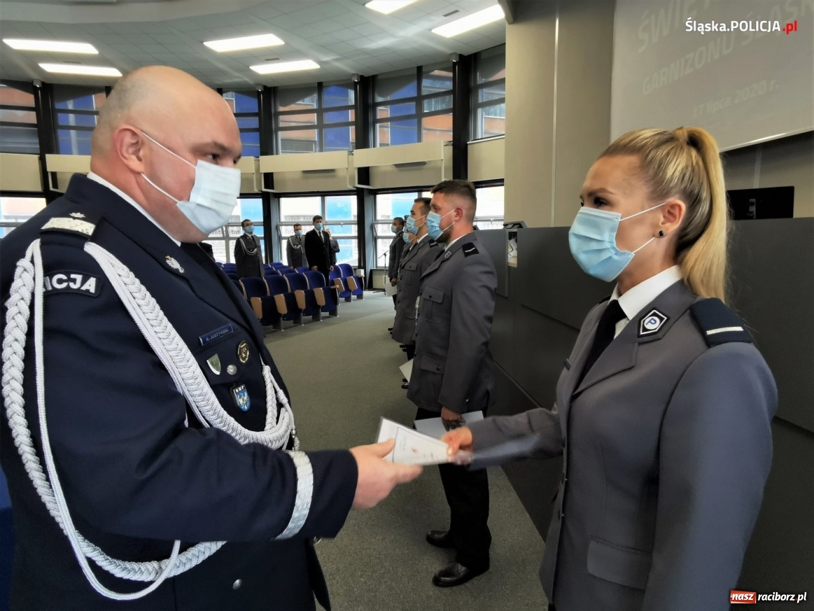 Zdjęcie w galerii na portalu naszraciborz.pl: Burmistrz Kuźni Raciborskiej z Medalem za Zasługi dla Policji wiadomości z regionu