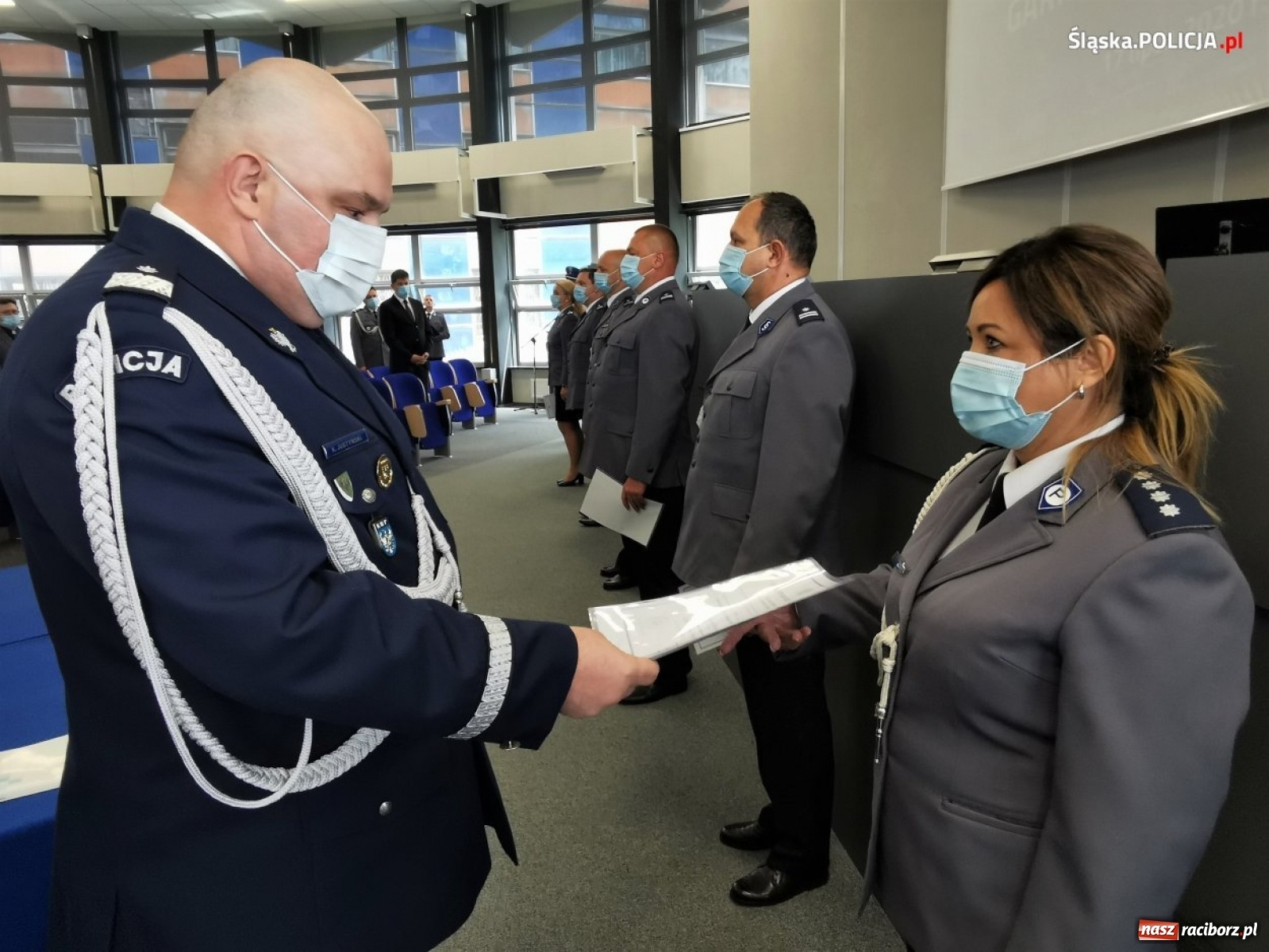 Zdjęcie w galerii na portalu naszraciborz.pl: Burmistrz Kuźni Raciborskiej z Medalem za Zasługi dla Policji wiadomości z regionu