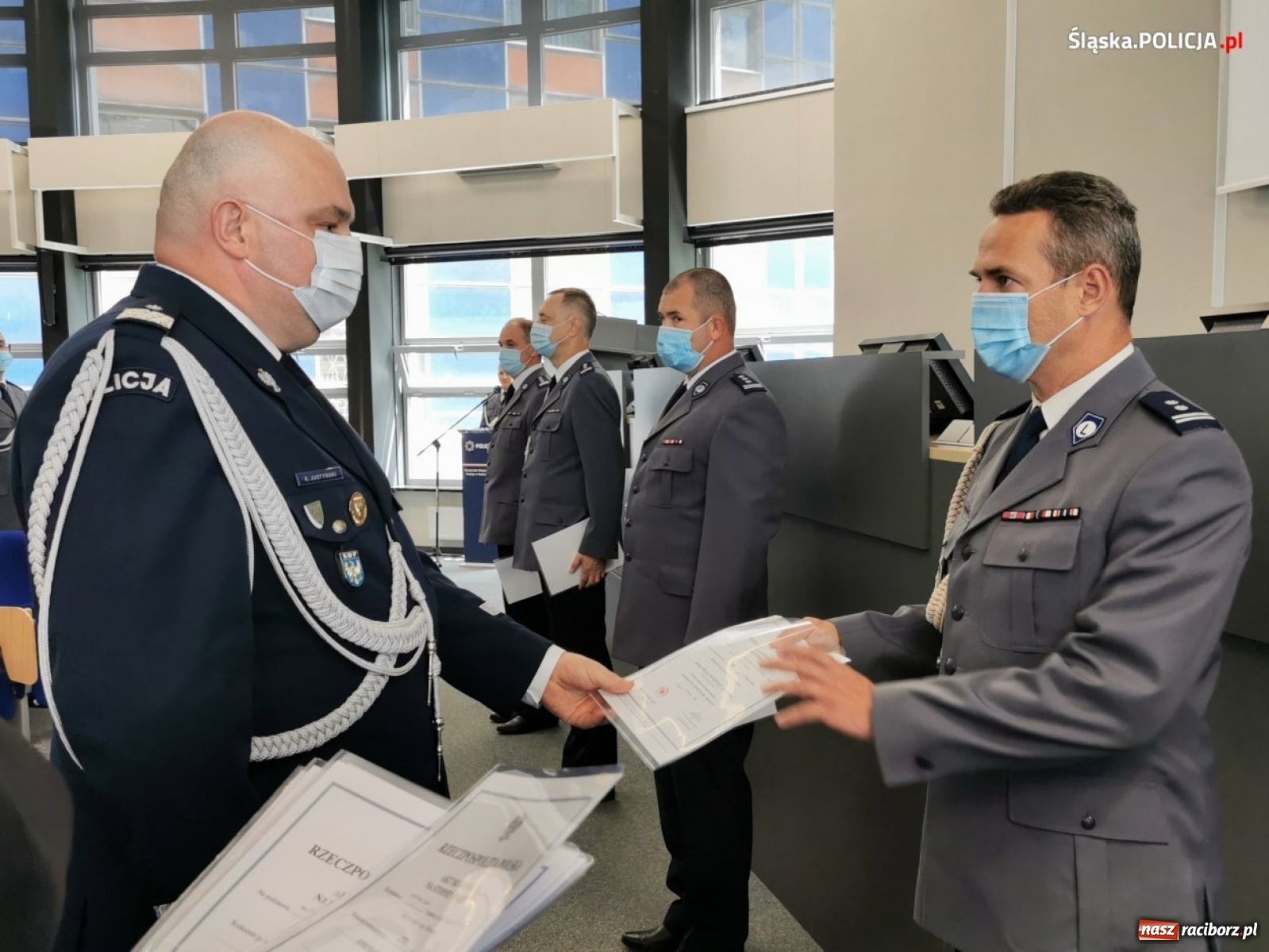 Zdjęcie w galerii na portalu naszraciborz.pl: Burmistrz Kuźni Raciborskiej z Medalem za Zasługi dla Policji wiadomości z regionu