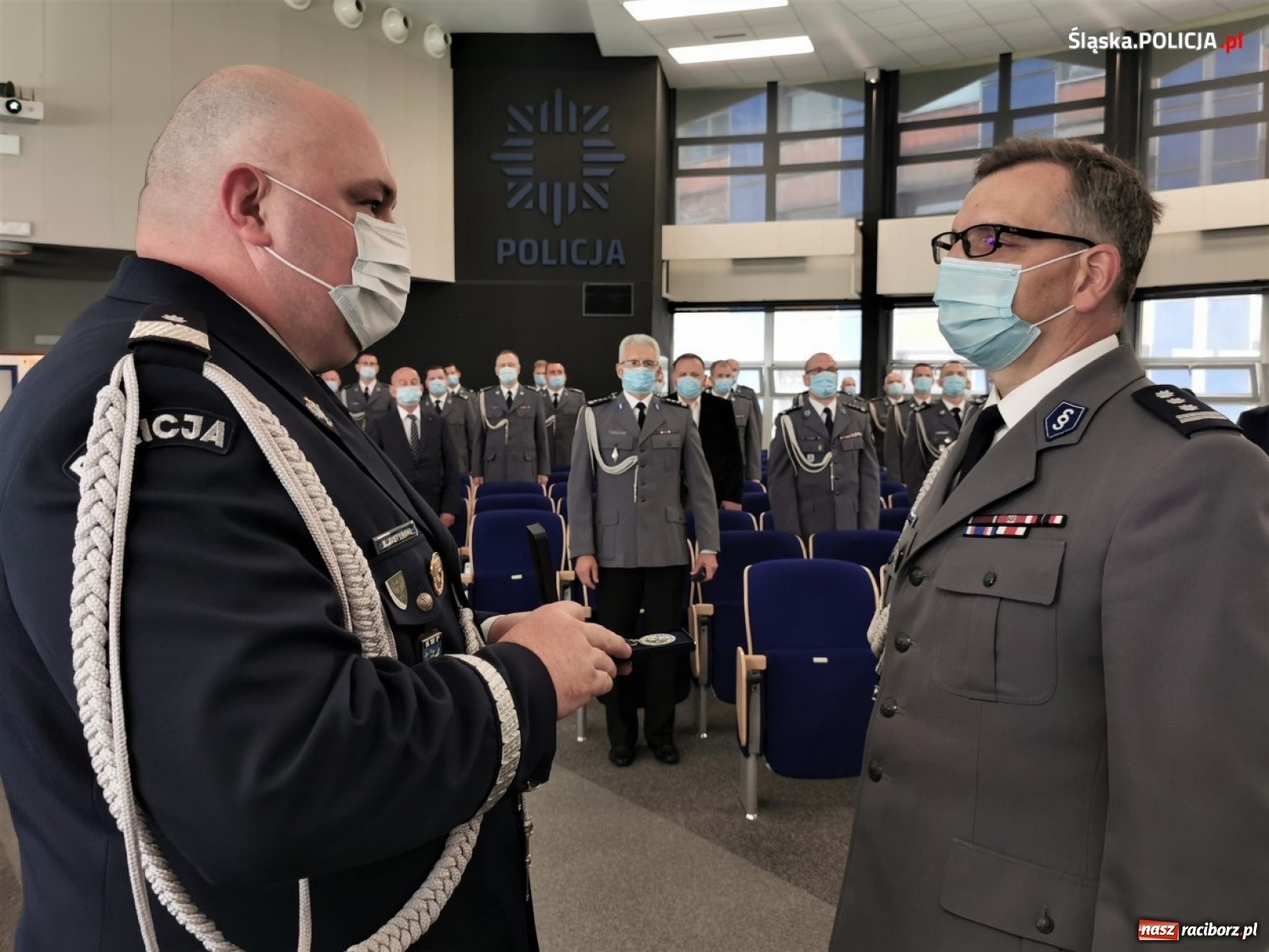 Zdjęcie w galerii na portalu naszraciborz.pl: Burmistrz Kuźni Raciborskiej z Medalem za Zasługi dla Policji wiadomości z regionu