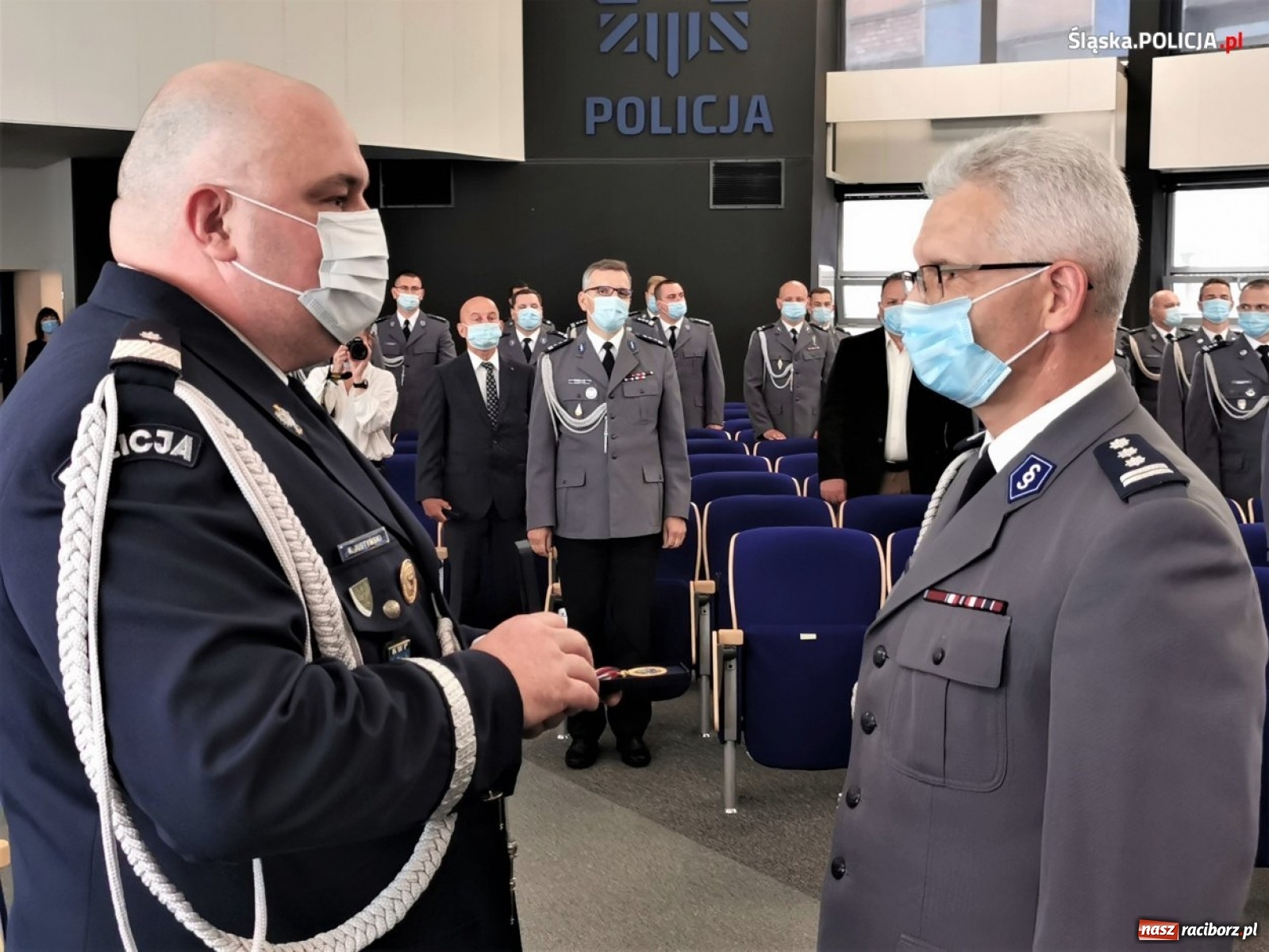 Zdjęcie w galerii na portalu naszraciborz.pl: Burmistrz Kuźni Raciborskiej z Medalem za Zasługi dla Policji wiadomości z regionu