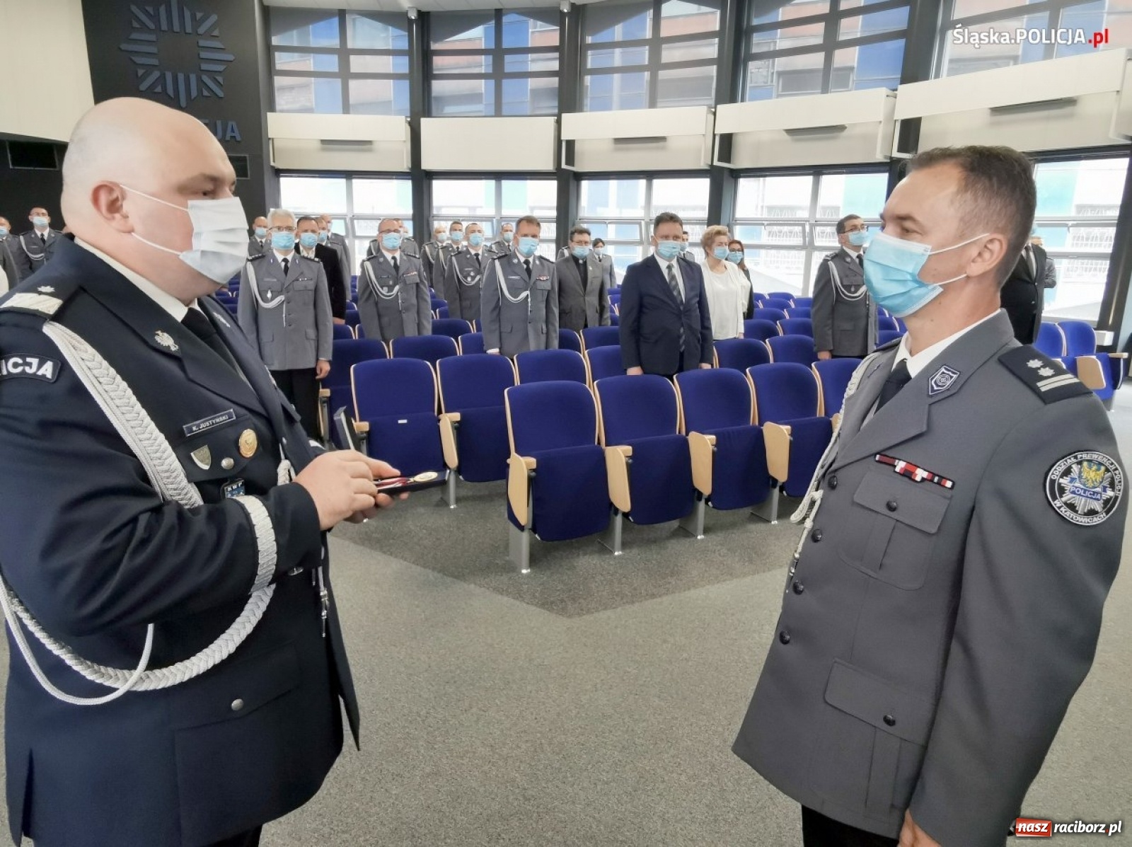 Zdjęcie w galerii na portalu naszraciborz.pl: Burmistrz Kuźni Raciborskiej z Medalem za Zasługi dla Policji wiadomości z regionu