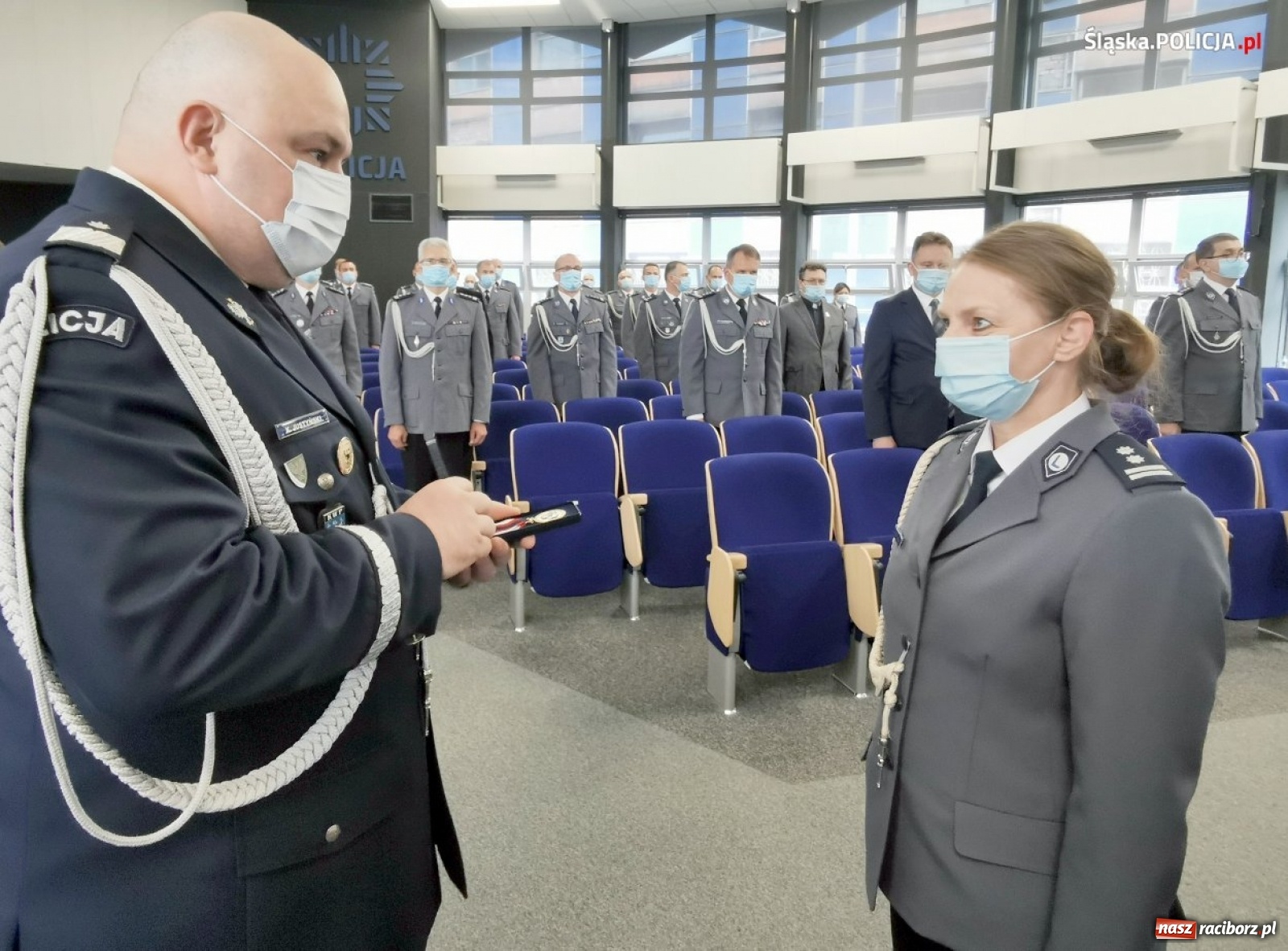 Zdjęcie w galerii na portalu naszraciborz.pl: Burmistrz Kuźni Raciborskiej z Medalem za Zasługi dla Policji wiadomości z regionu