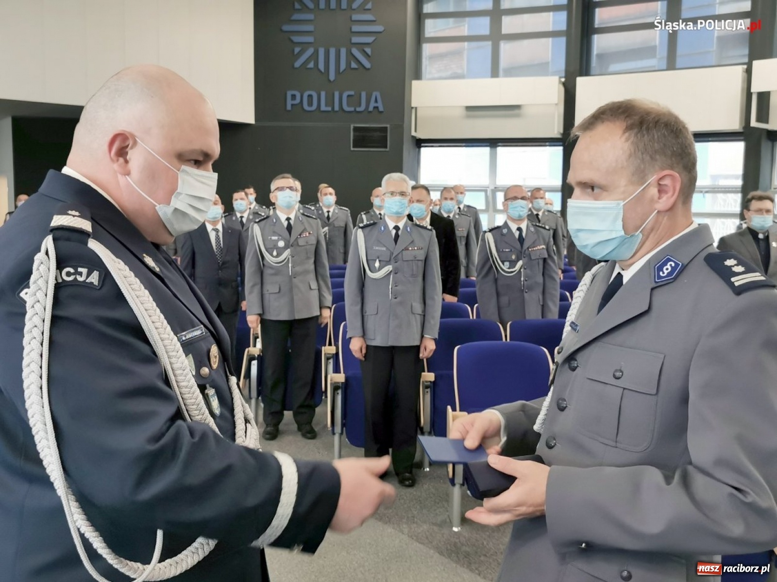 Zdjęcie w galerii na portalu naszraciborz.pl: Burmistrz Kuźni Raciborskiej z Medalem za Zasługi dla Policji wiadomości z regionu