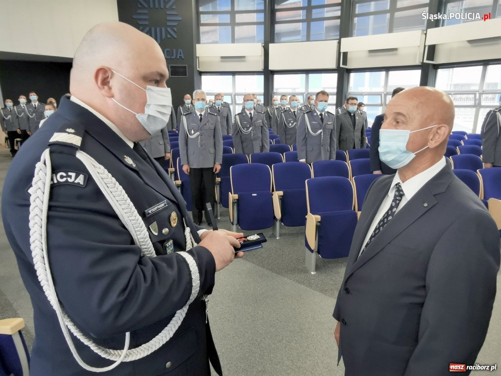 Zdjęcie w galerii na portalu naszraciborz.pl: Burmistrz Kuźni Raciborskiej z Medalem za Zasługi dla Policji wiadomości z regionu