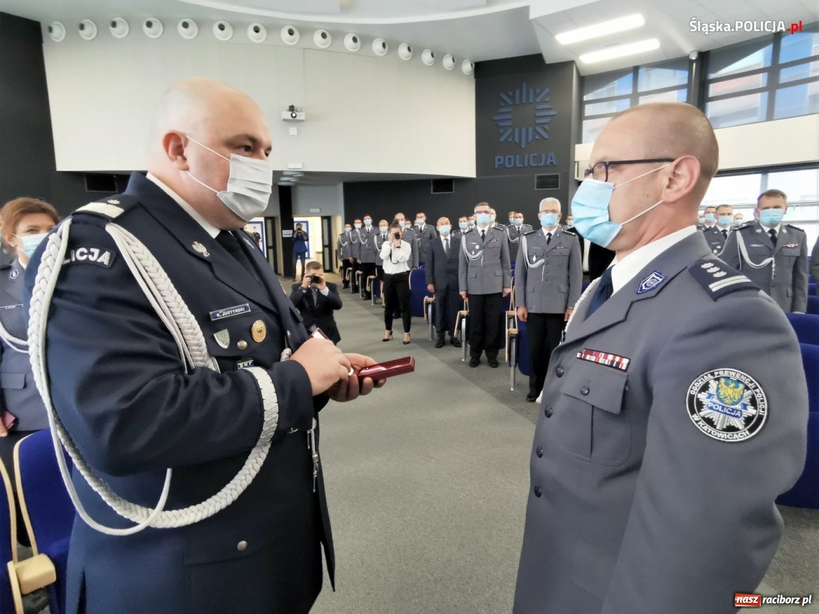 Zdjęcie w galerii na portalu naszraciborz.pl: Burmistrz Kuźni Raciborskiej z Medalem za Zasługi dla Policji wiadomości z regionu