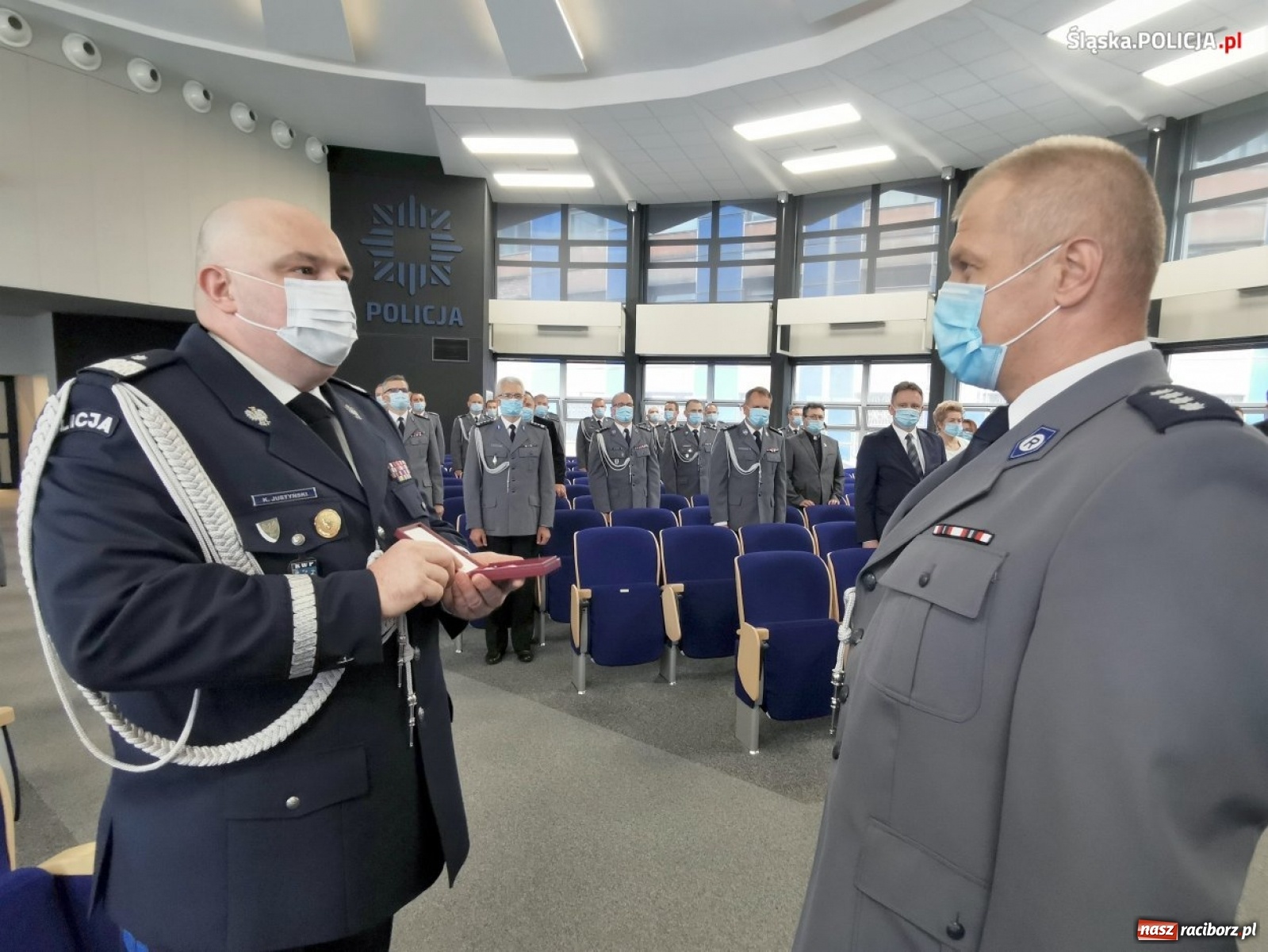 Zdjęcie w galerii na portalu naszraciborz.pl: Burmistrz Kuźni Raciborskiej z Medalem za Zasługi dla Policji wiadomości z regionu