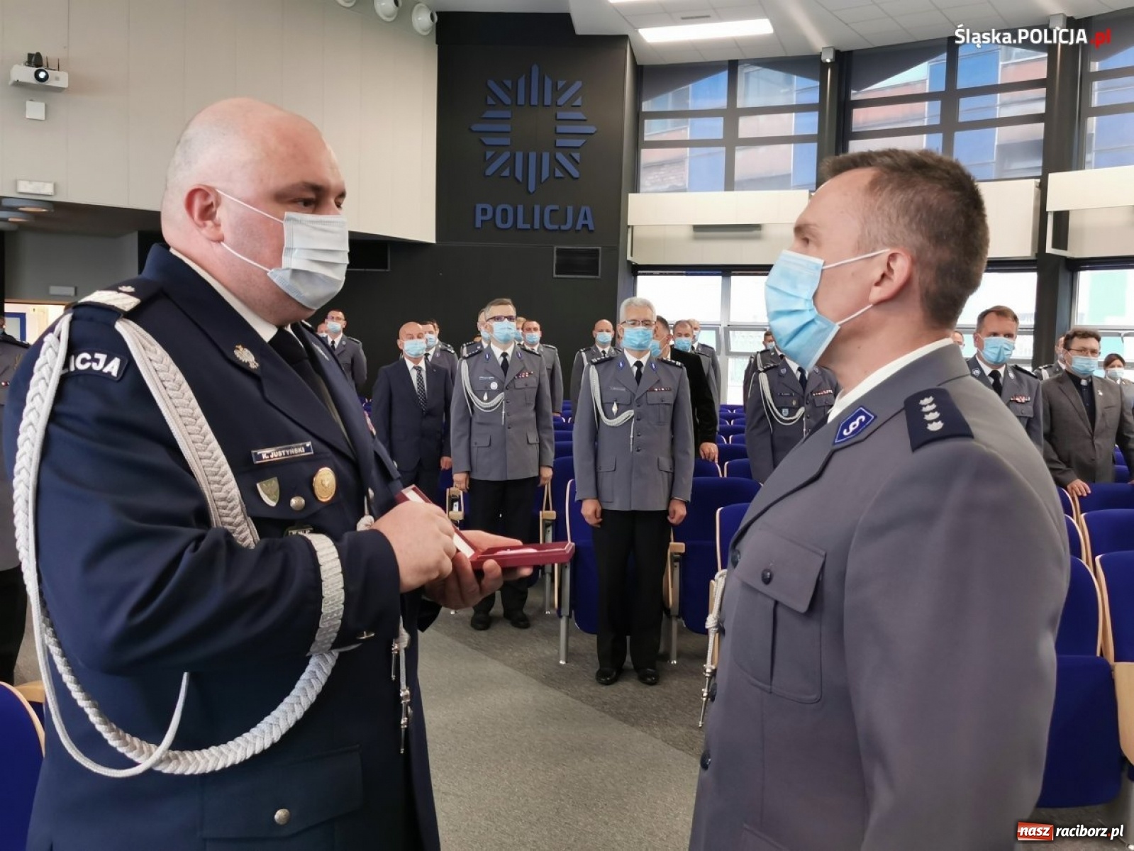 Zdjęcie w galerii na portalu naszraciborz.pl: Burmistrz Kuźni Raciborskiej z Medalem za Zasługi dla Policji wiadomości z regionu