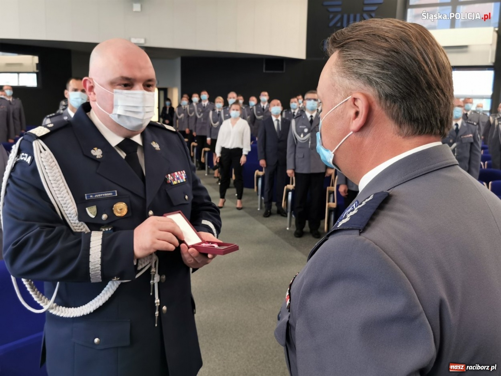 Zdjęcie w galerii na portalu naszraciborz.pl: Burmistrz Kuźni Raciborskiej z Medalem za Zasługi dla Policji wiadomości z regionu
