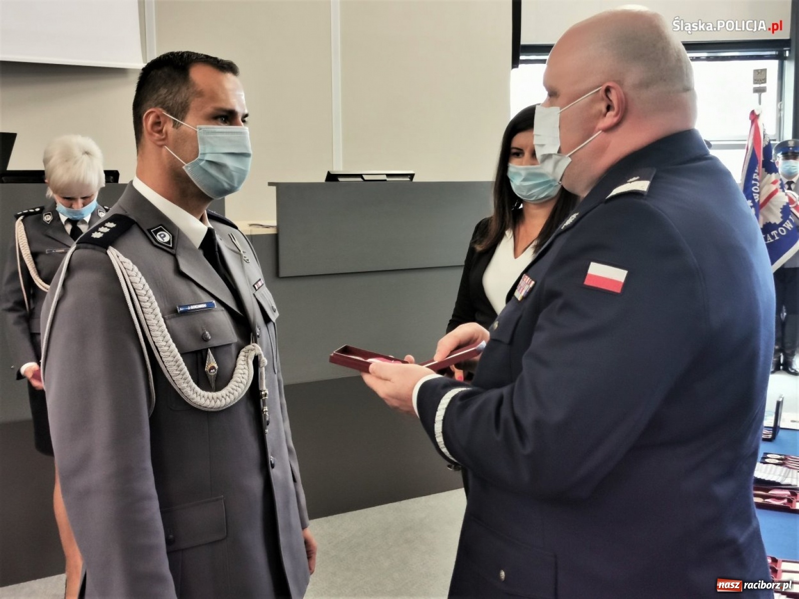 Zdjęcie w galerii na portalu naszraciborz.pl: Burmistrz Kuźni Raciborskiej z Medalem za Zasługi dla Policji wiadomości z regionu