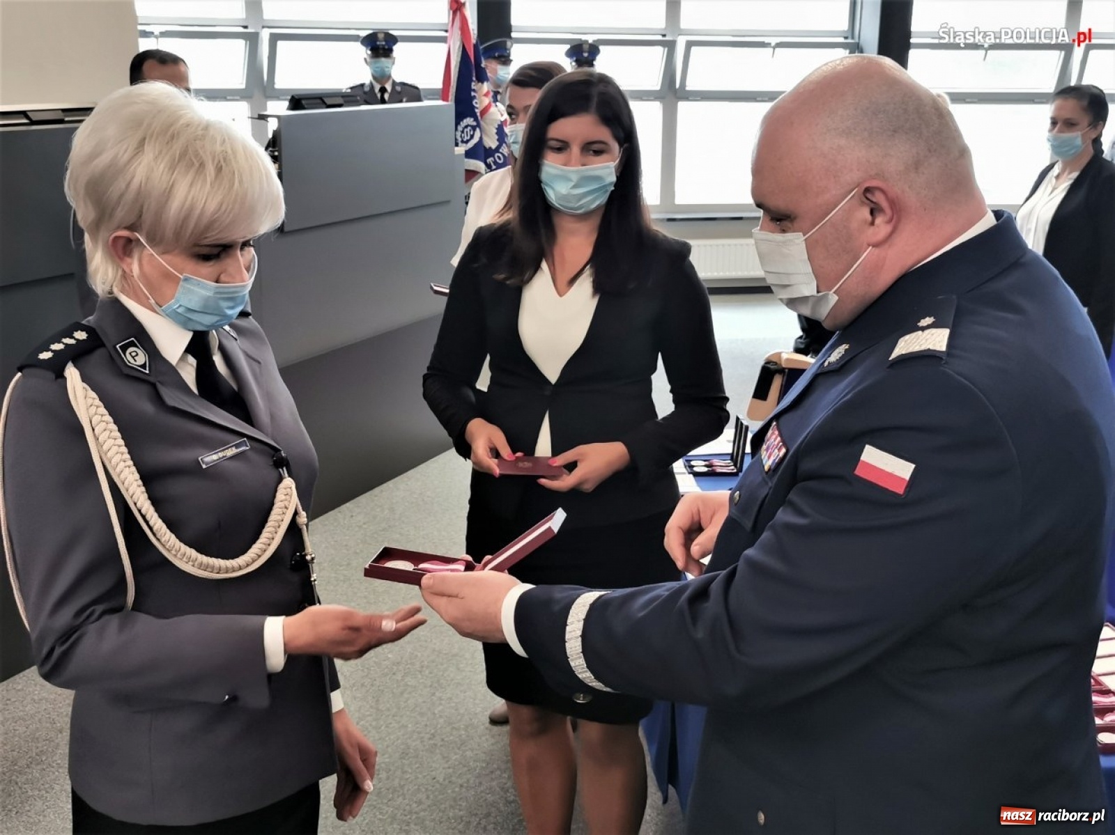Zdjęcie w galerii na portalu naszraciborz.pl: Burmistrz Kuźni Raciborskiej z Medalem za Zasługi dla Policji wiadomości z regionu