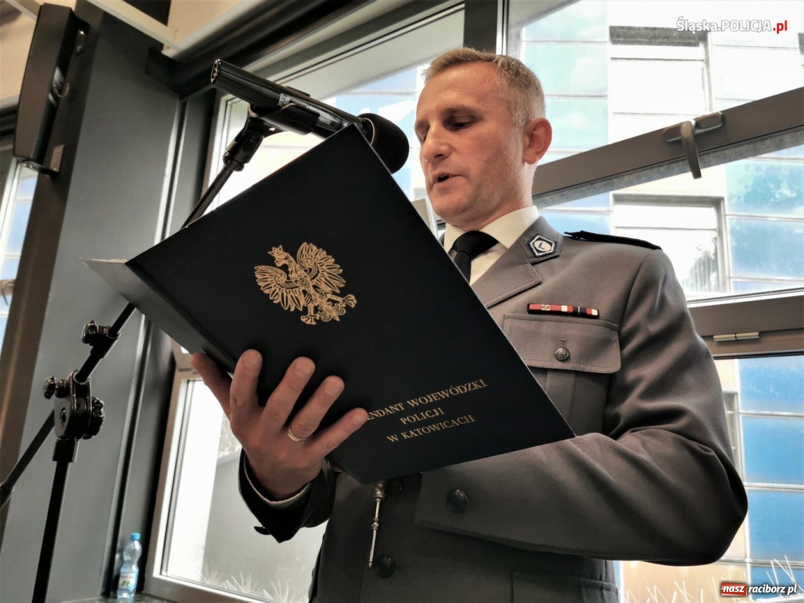 Zdjęcie w galerii na portalu naszraciborz.pl: Burmistrz Kuźni Raciborskiej z Medalem za Zasługi dla Policji wiadomości z regionu