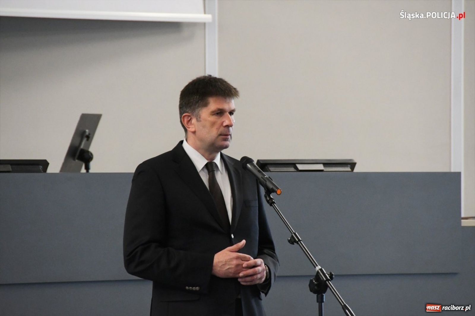 Zdjęcie w galerii na portalu naszraciborz.pl: Burmistrz Kuźni Raciborskiej z Medalem za Zasługi dla Policji wiadomości z regionu