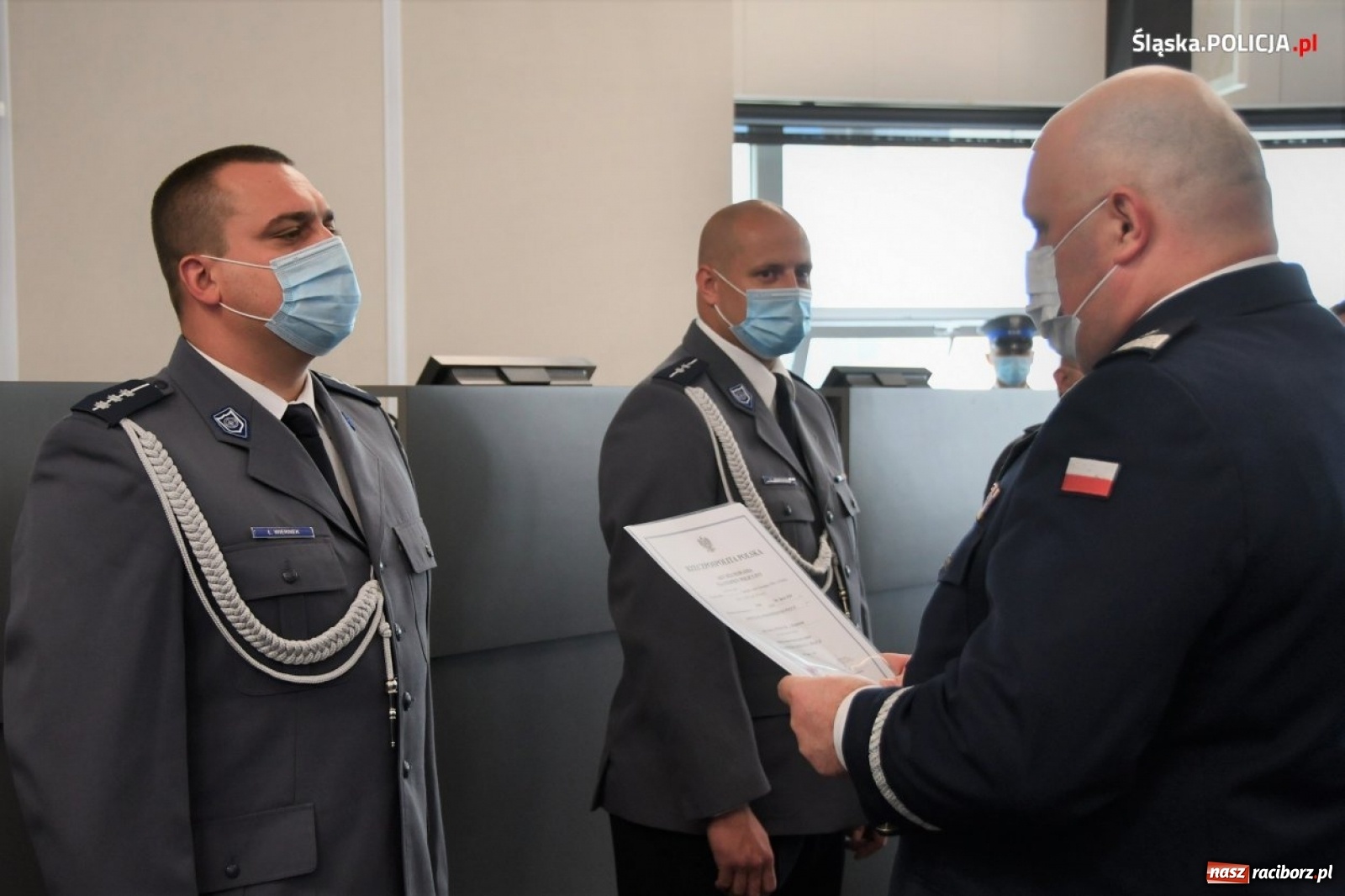 Zdjęcie w galerii na portalu naszraciborz.pl: Burmistrz Kuźni Raciborskiej z Medalem za Zasługi dla Policji wiadomości z regionu