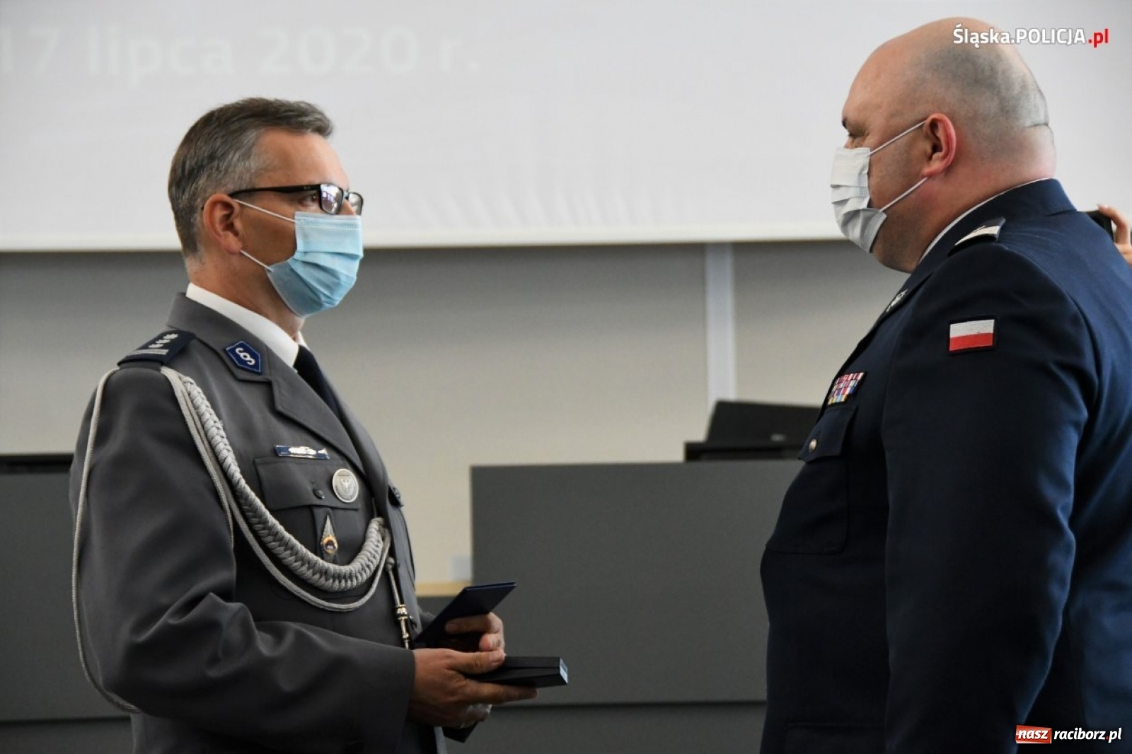 Zdjęcie w galerii na portalu naszraciborz.pl: Burmistrz Kuźni Raciborskiej z Medalem za Zasługi dla Policji wiadomości z regionu