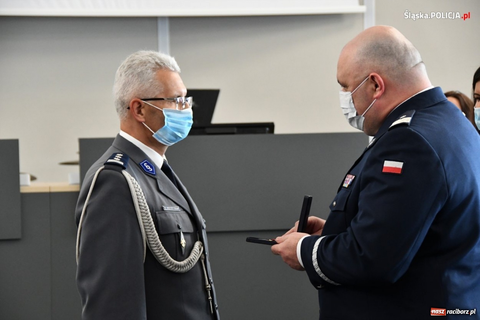 Zdjęcie w galerii na portalu naszraciborz.pl: Burmistrz Kuźni Raciborskiej z Medalem za Zasługi dla Policji wiadomości z regionu