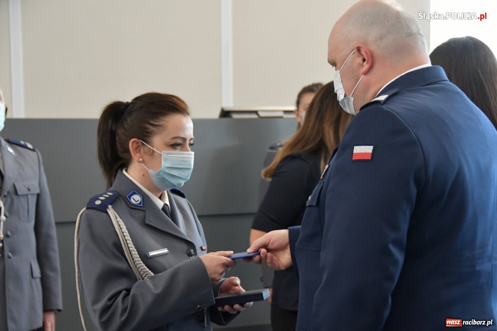Zdjęcie w galerii na portalu naszraciborz.pl: Burmistrz Kuźni Raciborskiej z Medalem za Zasługi dla Policji wiadomości z regionu