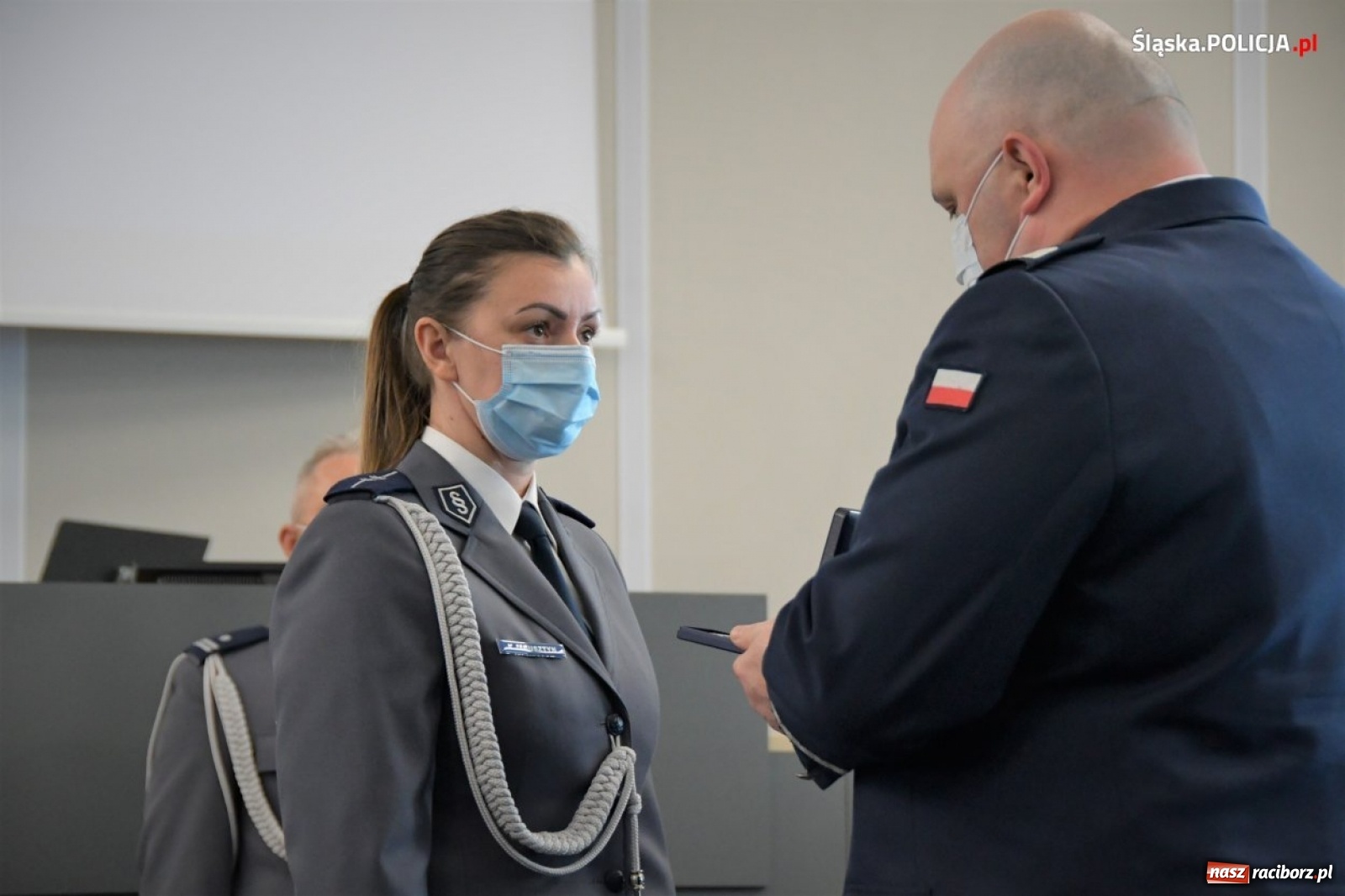 Zdjęcie w galerii na portalu naszraciborz.pl: Burmistrz Kuźni Raciborskiej z Medalem za Zasługi dla Policji wiadomości z regionu