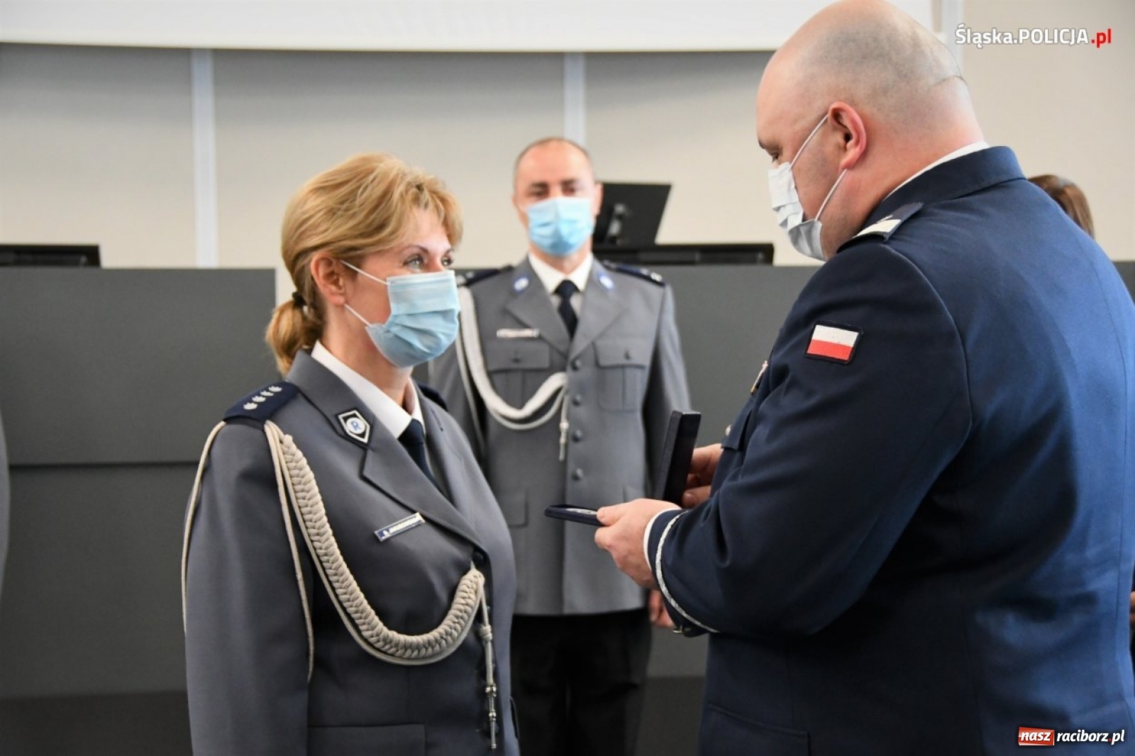 Zdjęcie w galerii na portalu naszraciborz.pl: Burmistrz Kuźni Raciborskiej z Medalem za Zasługi dla Policji wiadomości z regionu