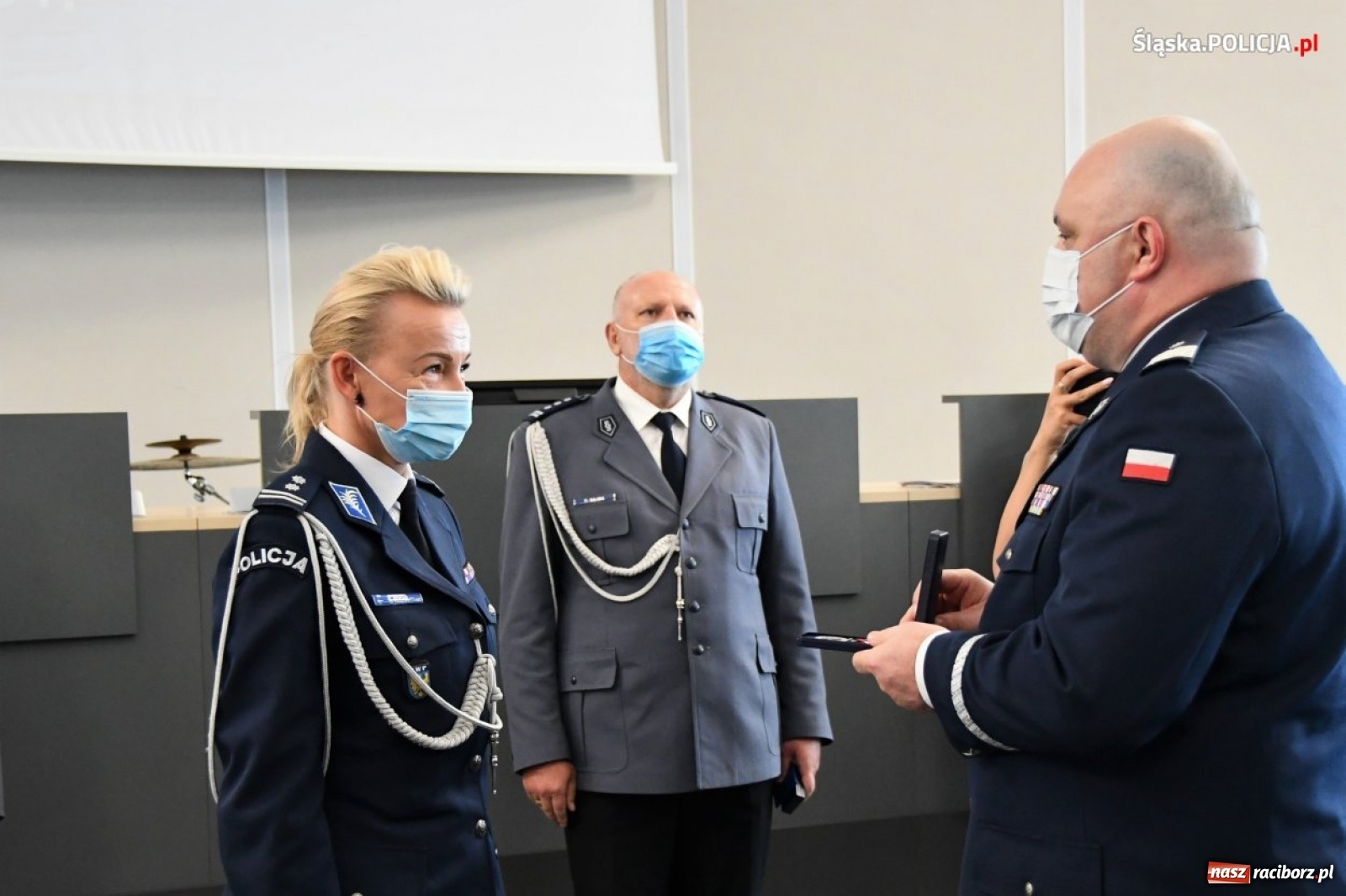 Zdjęcie w galerii na portalu naszraciborz.pl: Burmistrz Kuźni Raciborskiej z Medalem za Zasługi dla Policji wiadomości z regionu