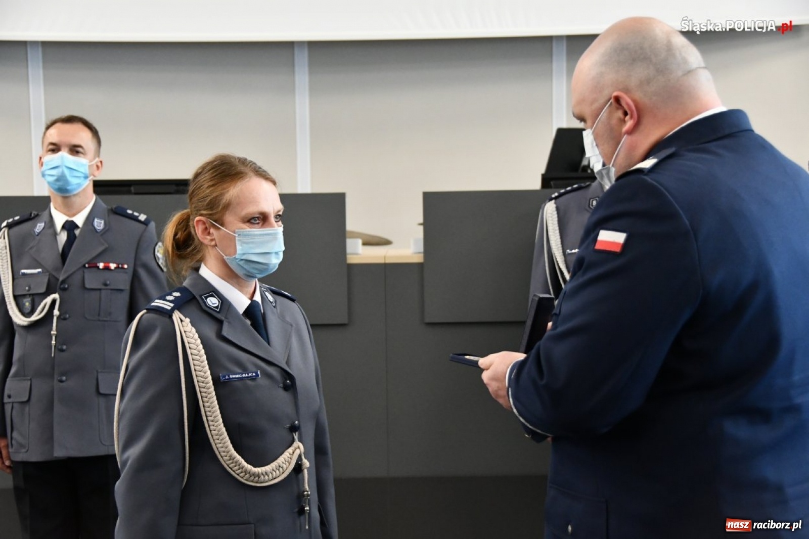 Zdjęcie w galerii na portalu naszraciborz.pl: Burmistrz Kuźni Raciborskiej z Medalem za Zasługi dla Policji wiadomości z regionu