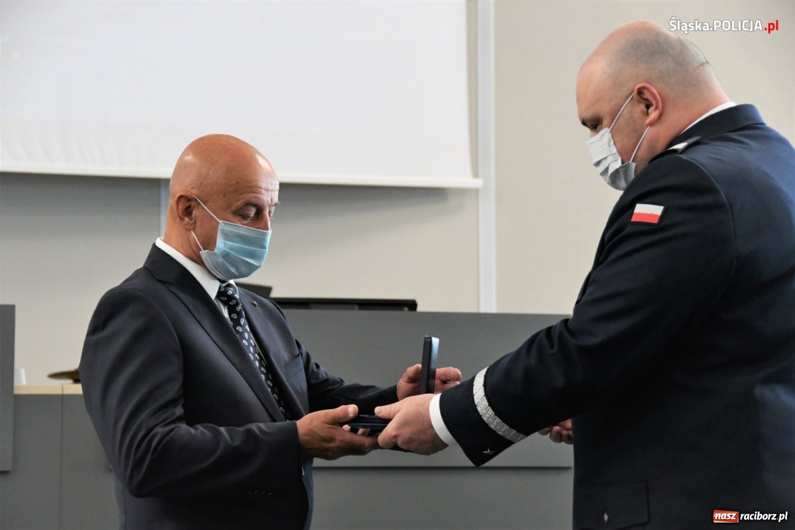 Zdjęcie w galerii na portalu naszraciborz.pl: Burmistrz Kuźni Raciborskiej z Medalem za Zasługi dla Policji wiadomości z regionu
