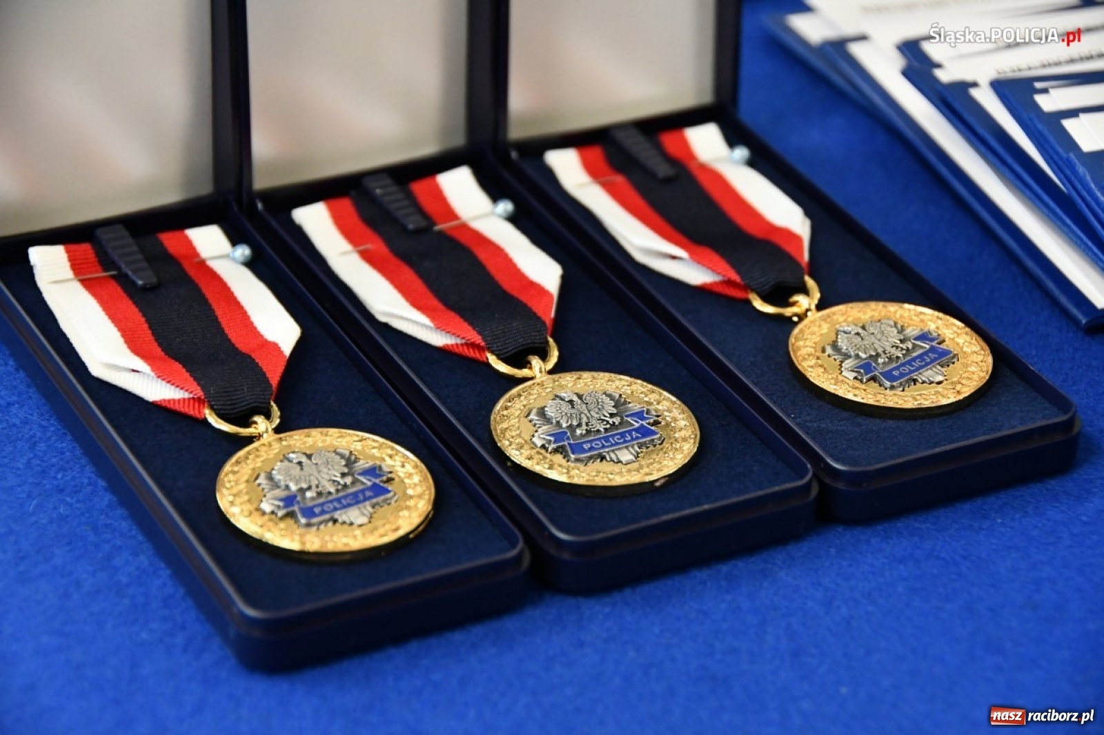 Zdjęcie w galerii na portalu naszraciborz.pl: Burmistrz Kuźni Raciborskiej z Medalem za Zasługi dla Policji wiadomości z regionu