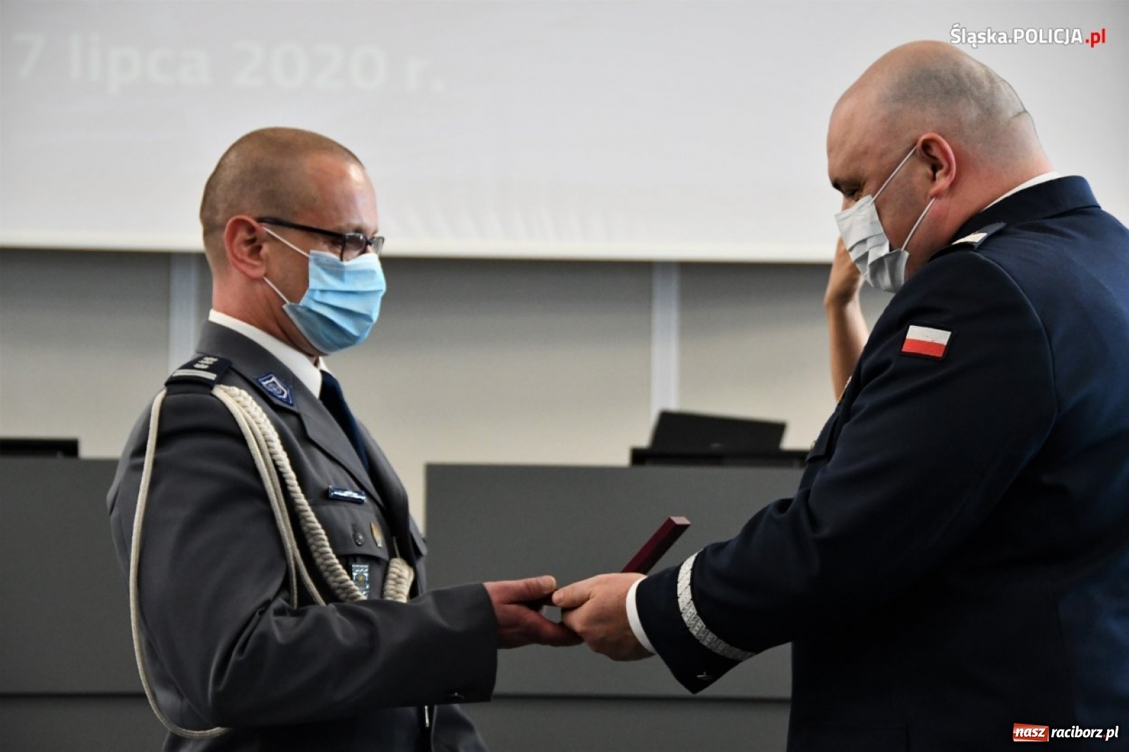 Zdjęcie w galerii na portalu naszraciborz.pl: Burmistrz Kuźni Raciborskiej z Medalem za Zasługi dla Policji wiadomości z regionu
