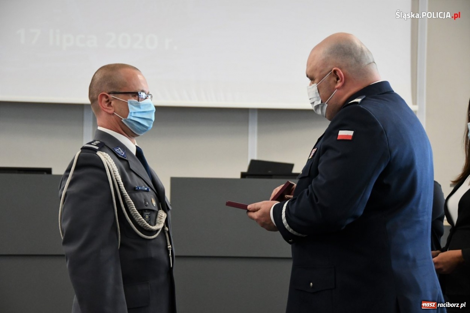 Zdjęcie w galerii na portalu naszraciborz.pl: Burmistrz Kuźni Raciborskiej z Medalem za Zasługi dla Policji wiadomości z regionu