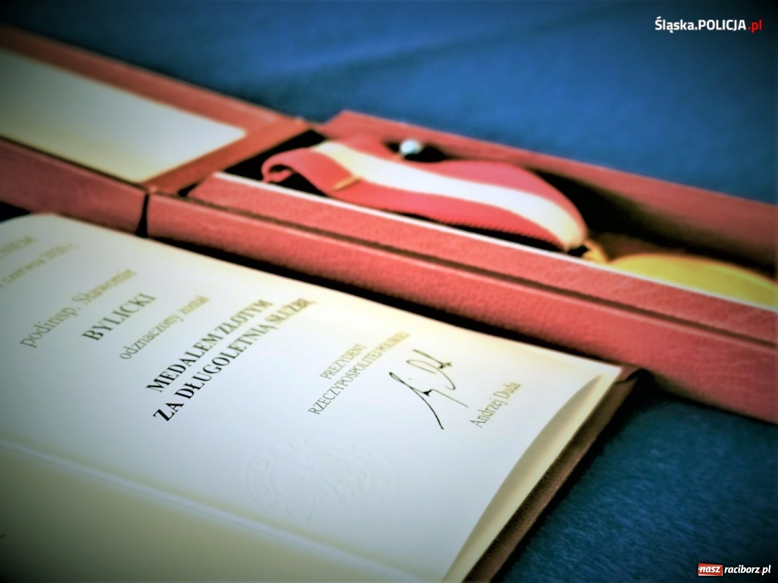 Zdjęcie w galerii na portalu naszraciborz.pl: Burmistrz Kuźni Raciborskiej z Medalem za Zasługi dla Policji wiadomości z regionu