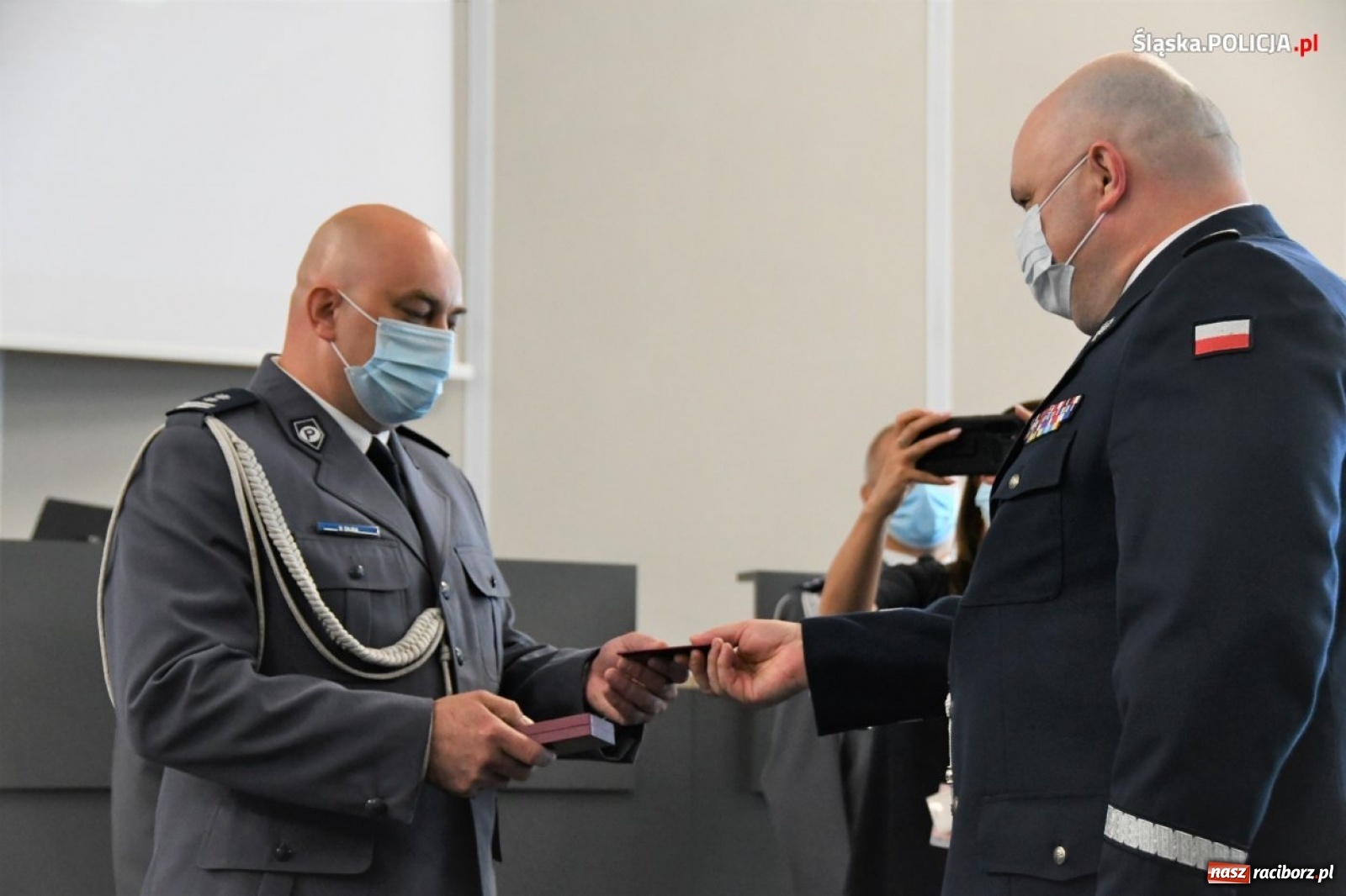 Zdjęcie w galerii na portalu naszraciborz.pl: Burmistrz Kuźni Raciborskiej z Medalem za Zasługi dla Policji wiadomości z regionu