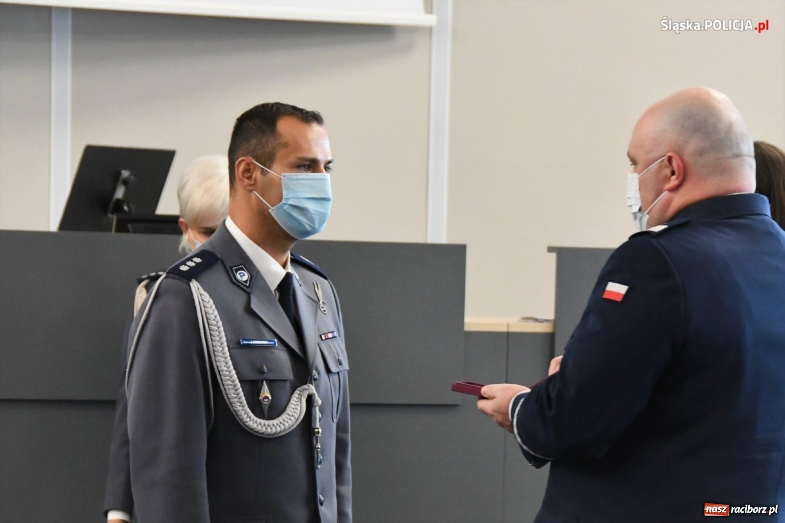 Zdjęcie w galerii na portalu naszraciborz.pl: Burmistrz Kuźni Raciborskiej z Medalem za Zasługi dla Policji wiadomości z regionu