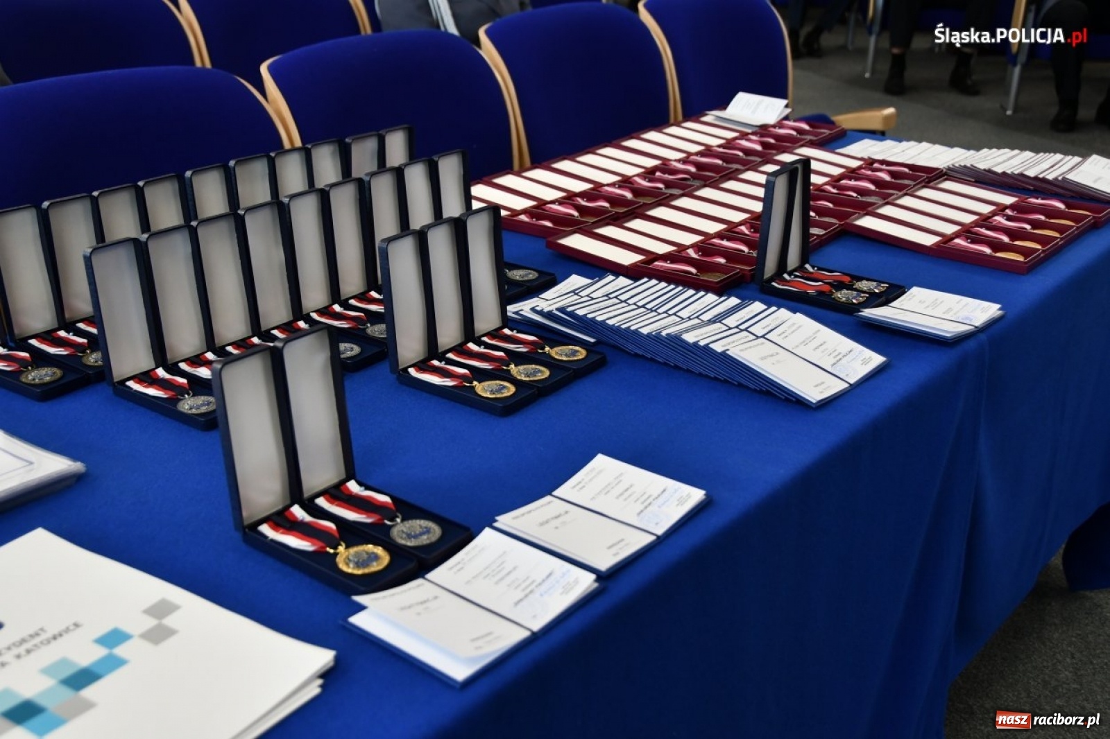 Zdjęcie w galerii na portalu naszraciborz.pl: Burmistrz Kuźni Raciborskiej z Medalem za Zasługi dla Policji wiadomości z regionu