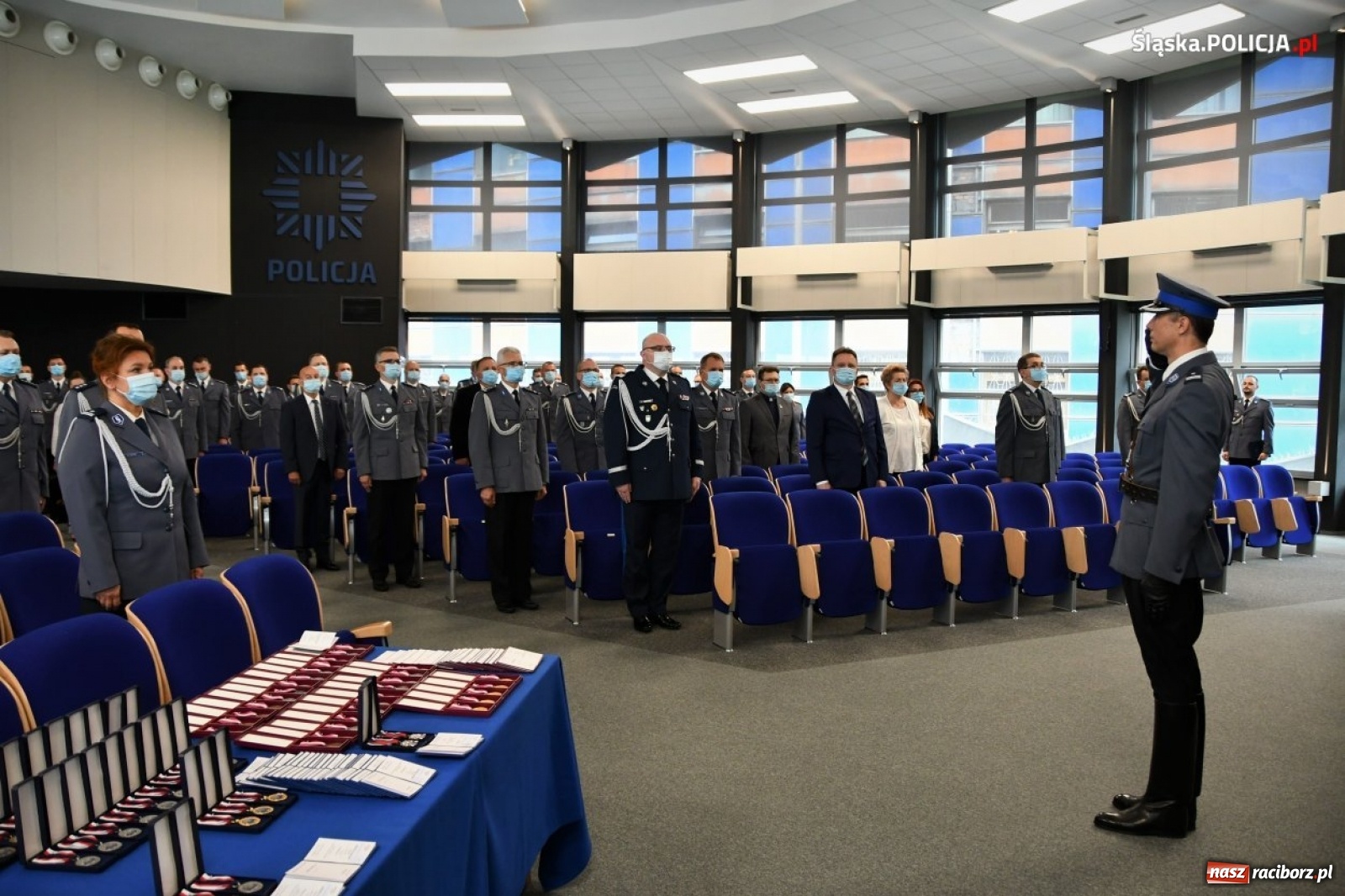 Zdjęcie w galerii na portalu naszraciborz.pl: Burmistrz Kuźni Raciborskiej z Medalem za Zasługi dla Policji wiadomości z regionu