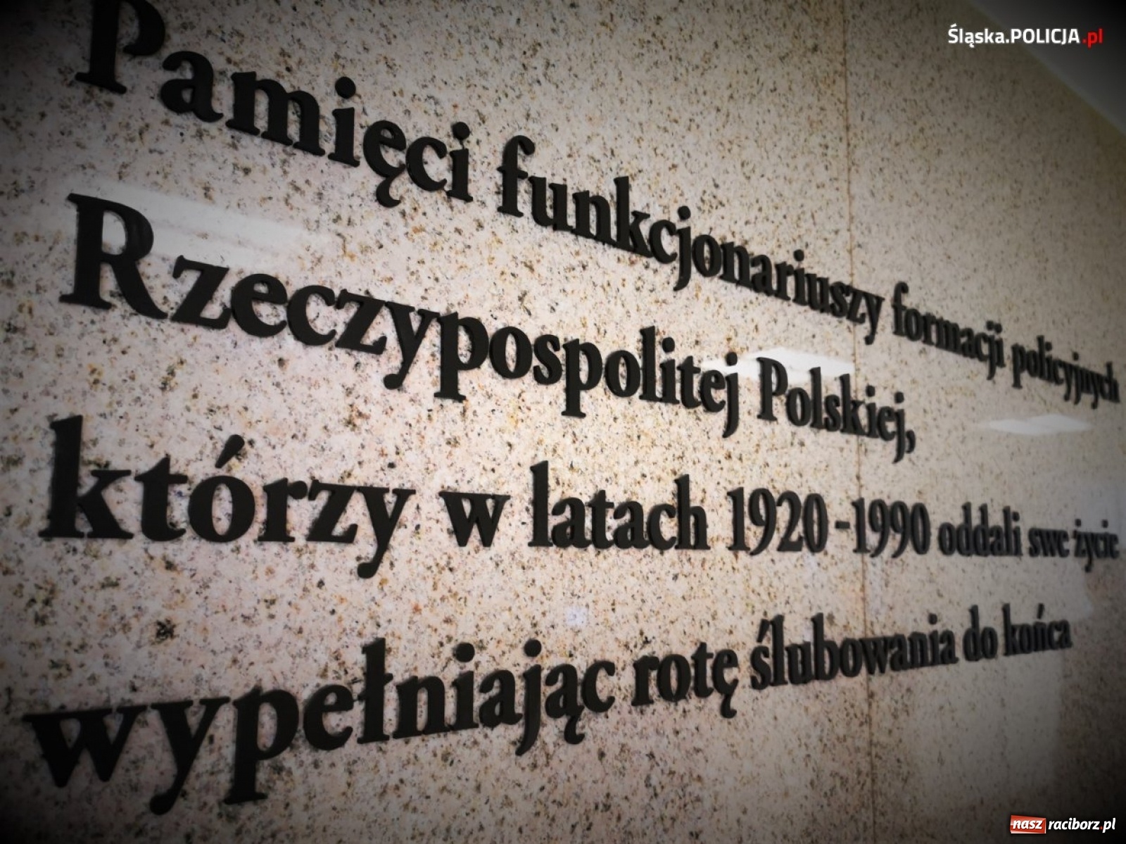 Zdjęcie w galerii na portalu naszraciborz.pl: Burmistrz Kuźni Raciborskiej z Medalem za Zasługi dla Policji wiadomości z regionu