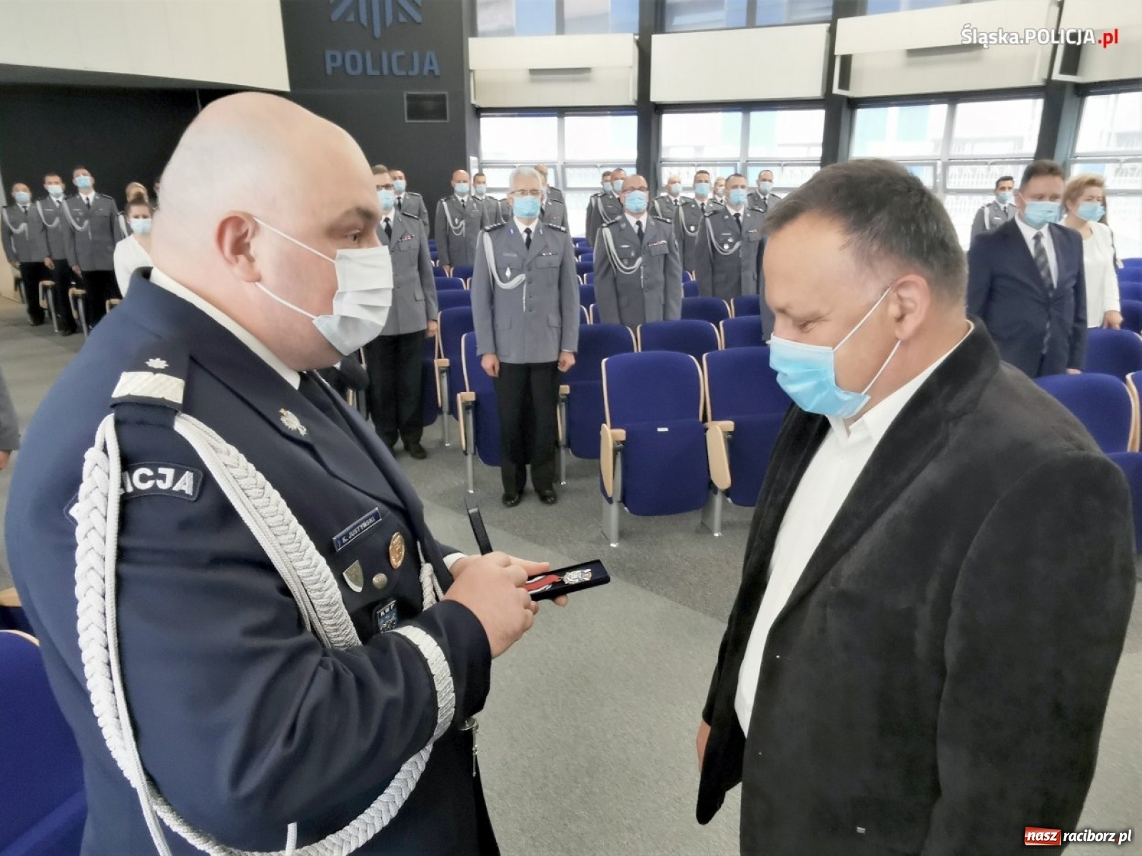 Zdjęcie w galerii na portalu naszraciborz.pl: Burmistrz Kuźni Raciborskiej z Medalem za Zasługi dla Policji wiadomości z regionu