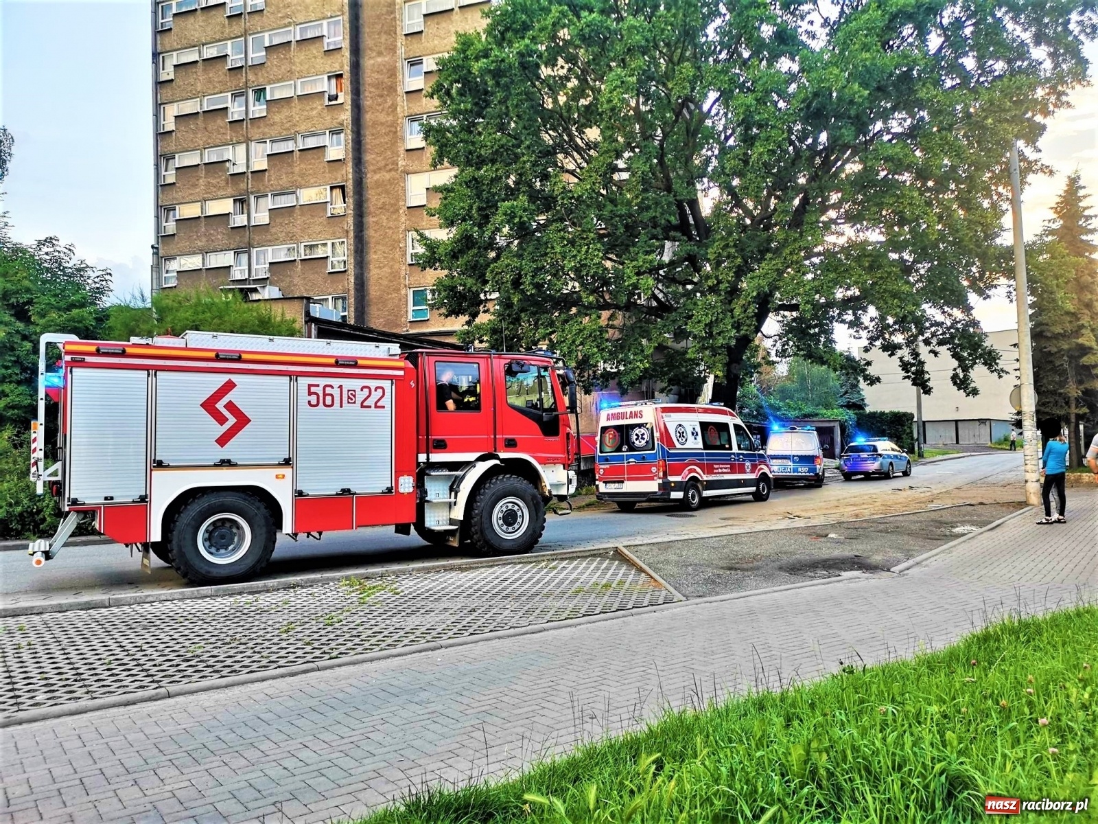 Zdjęcie w galerii na portalu naszraciborz.pl: Tragedia przy Bosackiej. Młody mężczyzna wyskoczył z okna wiadomości z regionu
